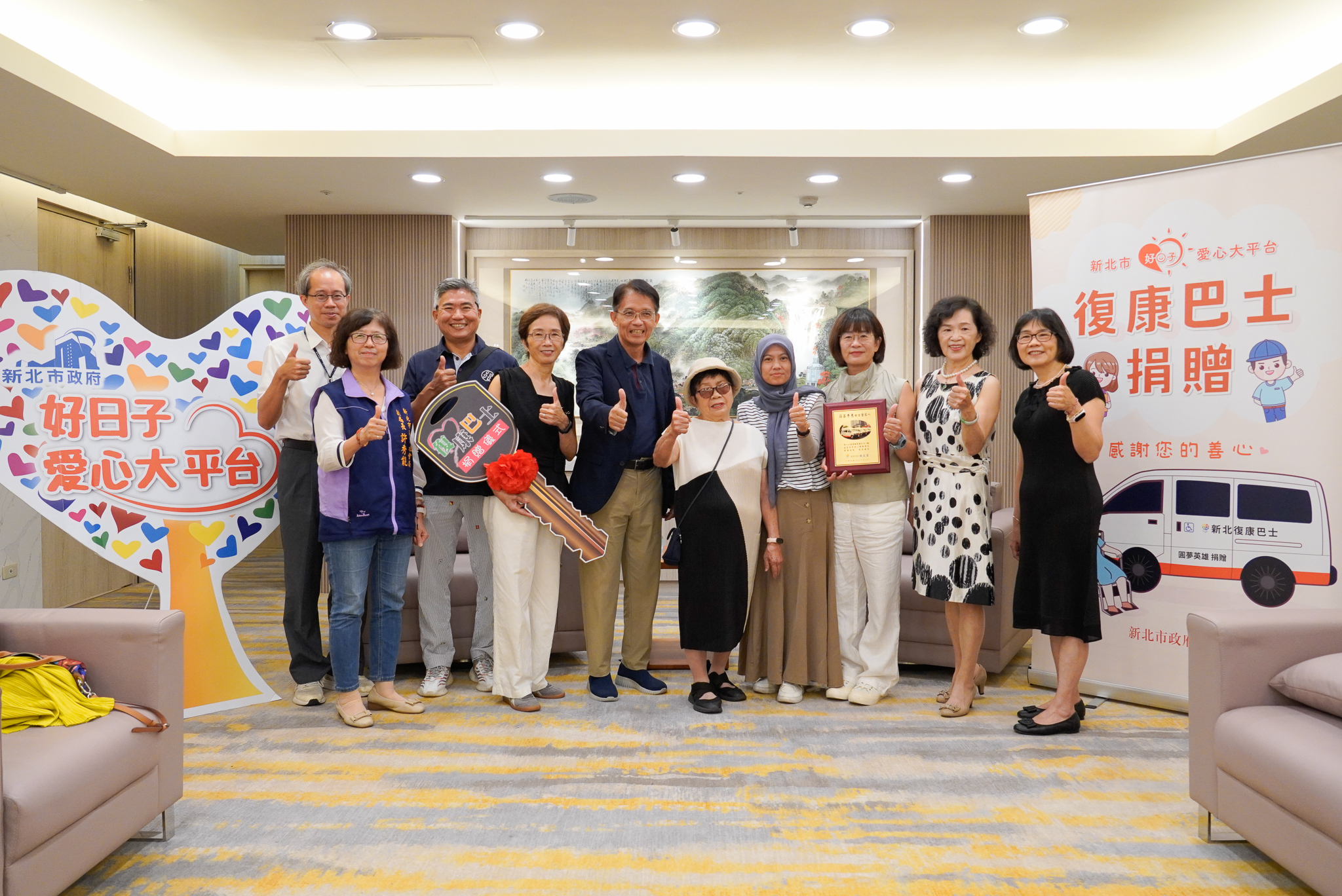 新莊區莊家捐贈高頂雙乘座位復康巴士 由市府秘書長邱敬斌（左5）代收 並回贈感謝牌