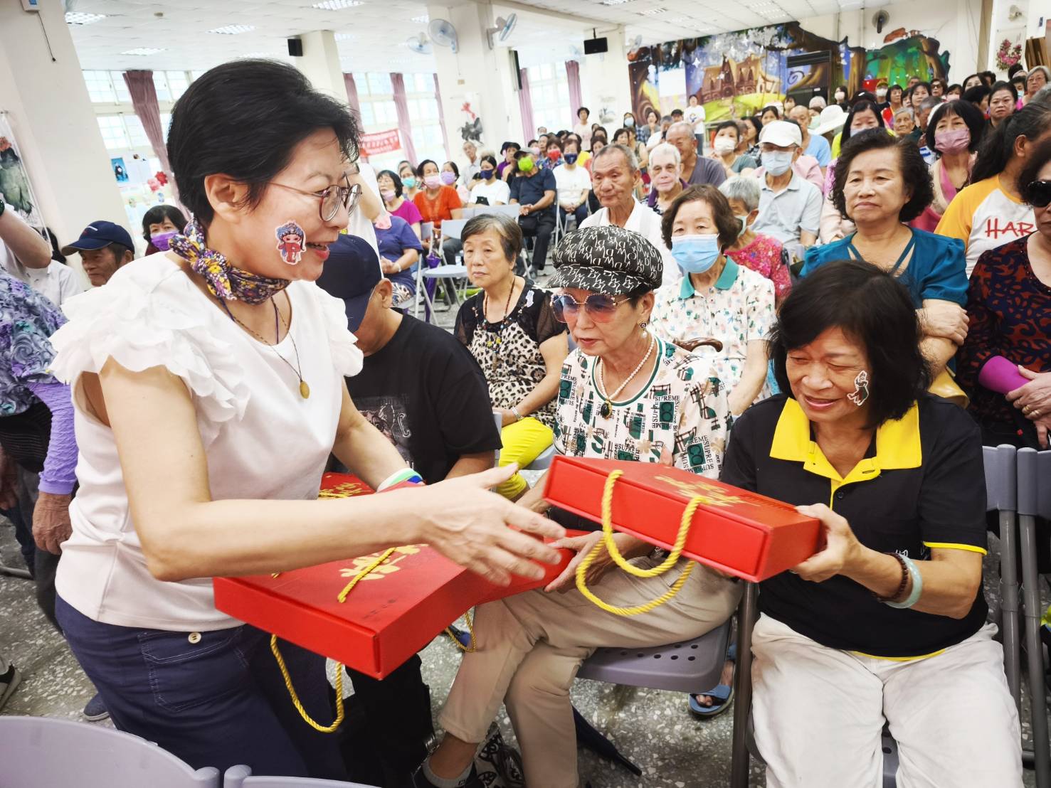 社會局專門委員徐綺櫻致贈筷樂平安禮盒給長輩