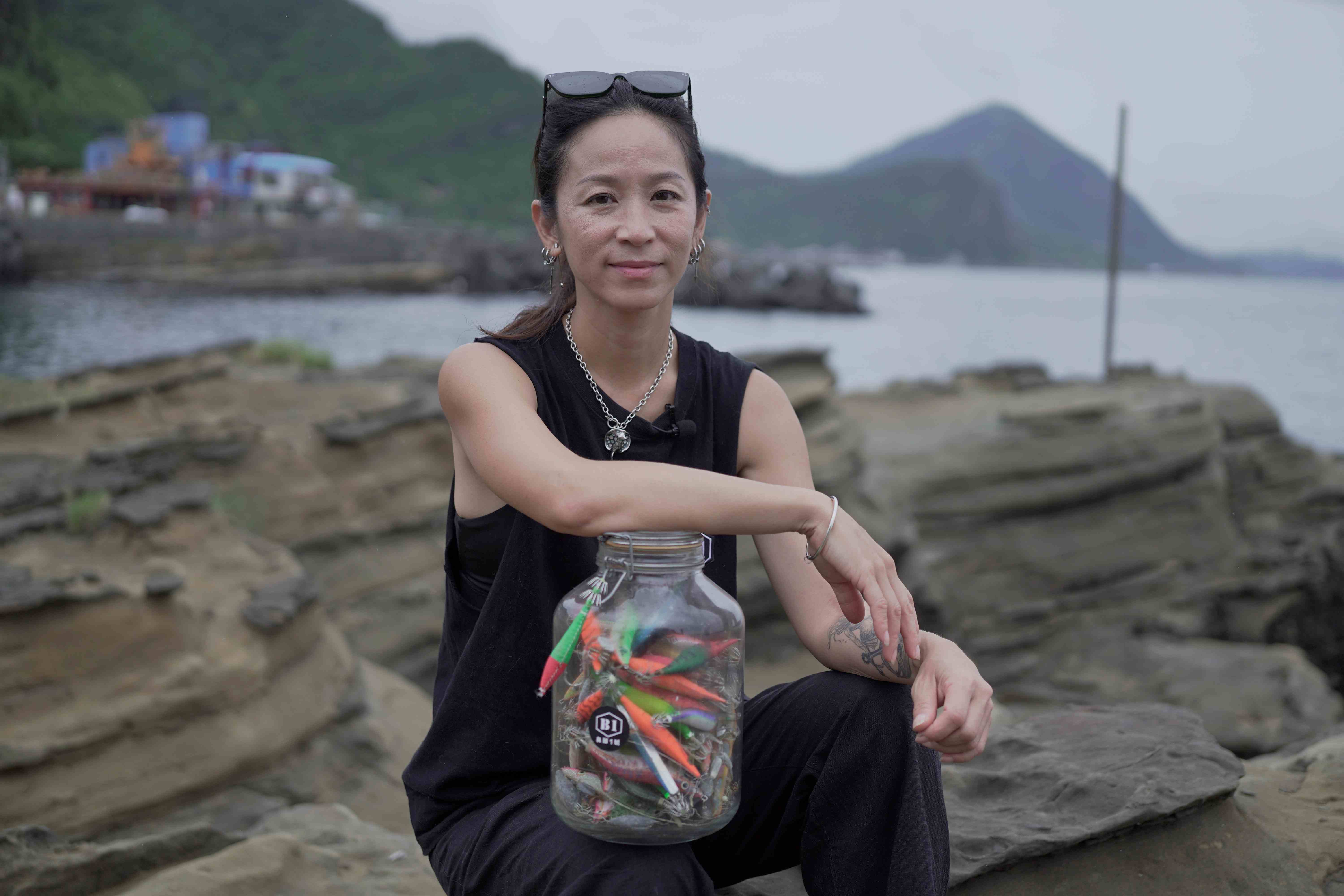 模範漁民余孟怡女士深入社區、漁會與校園進行海洋保育講座 推動超過300場次的淨灘與淨海活動