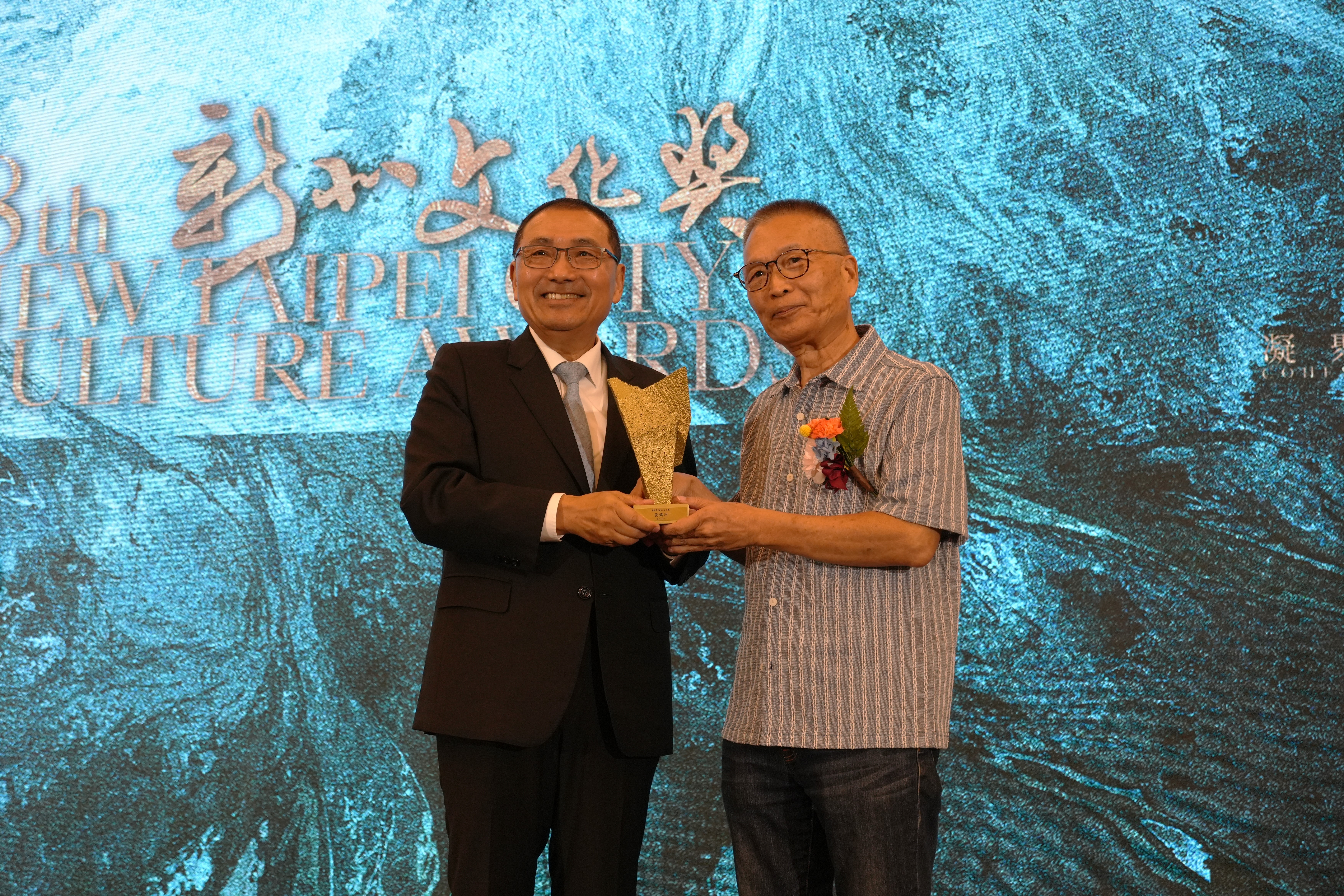 「第8屆新北文化獎」得獎者劉鎮洲，投身陶藝創作、教育推廣與藝術評析四十餘年。
