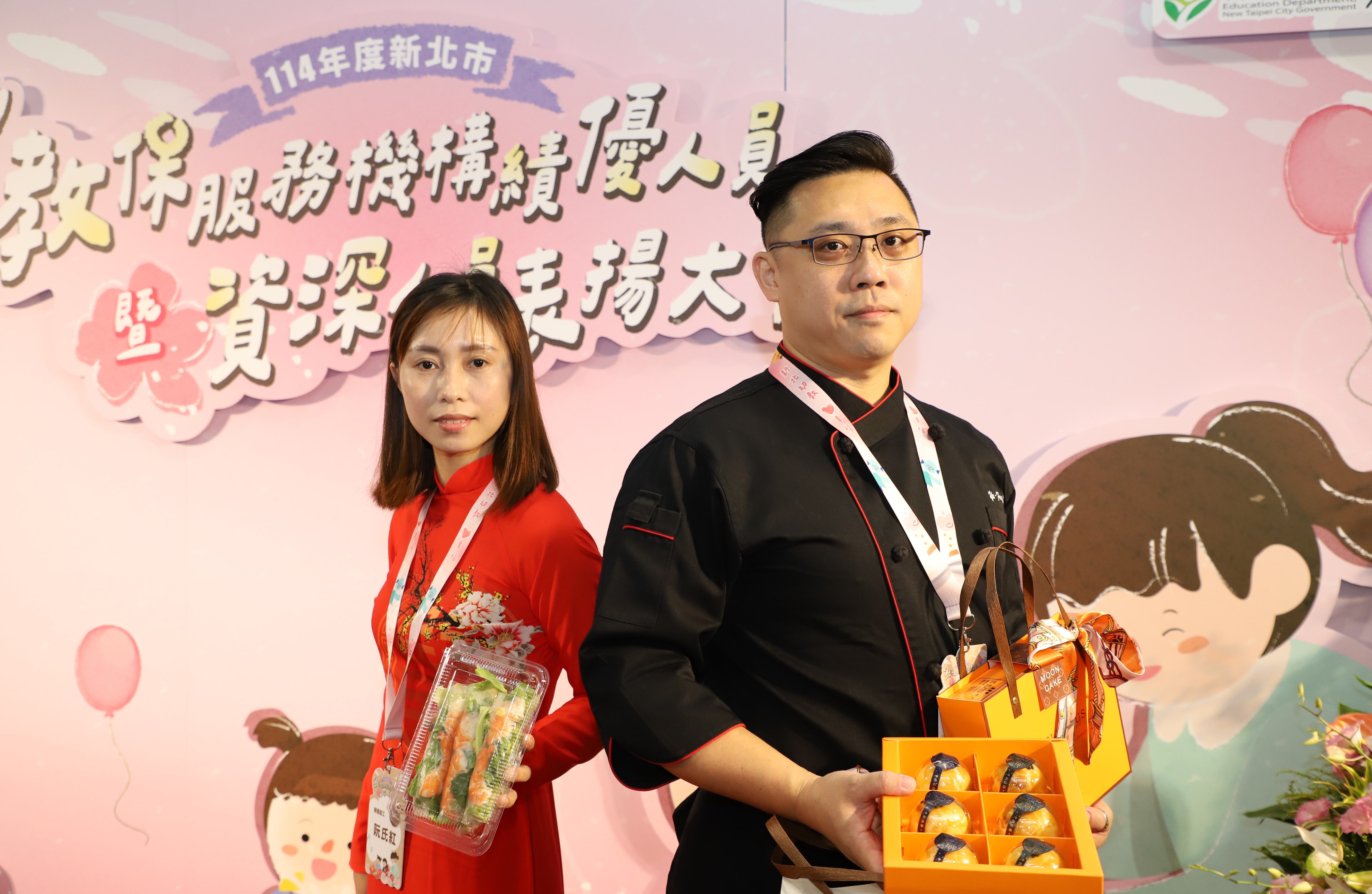 景新附幼林育豐廚工(右)及文德附幼阮氏紅廚工(左) 榮獲績優廚工，都是幼教界的黑白大廚