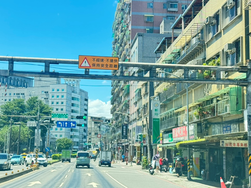 路口設置「不超速、不搶快、保持安全距離」標誌告示牌，