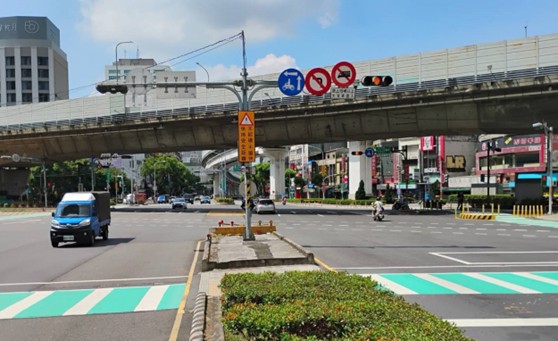路口設置「不超速、不搶快、保持安全距離」標誌告示牌，加強警示