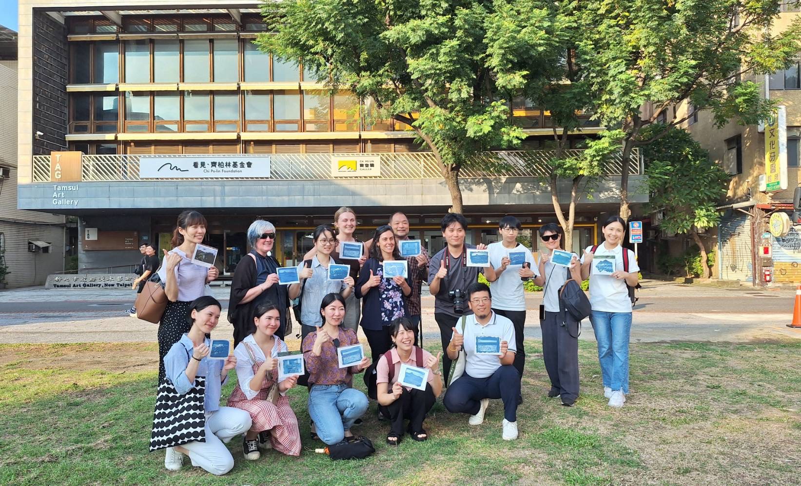 此次國際論壇參訪團於淡水「齊柏林空間」親手體驗藍曬創作，從藝術中理解環境變遷對土地與社會的衝擊。