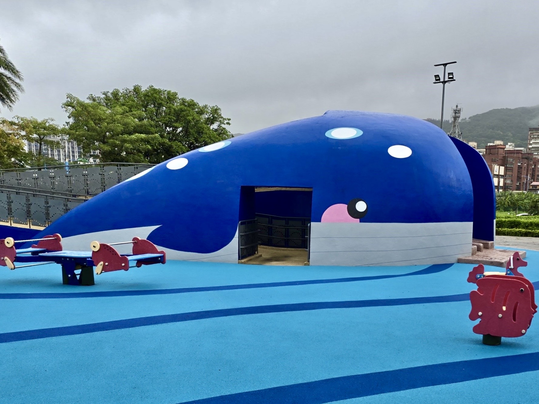 八里商港公園為全台第一座以鯨魚造型為地景規畫的無障礙公園，萌度破表