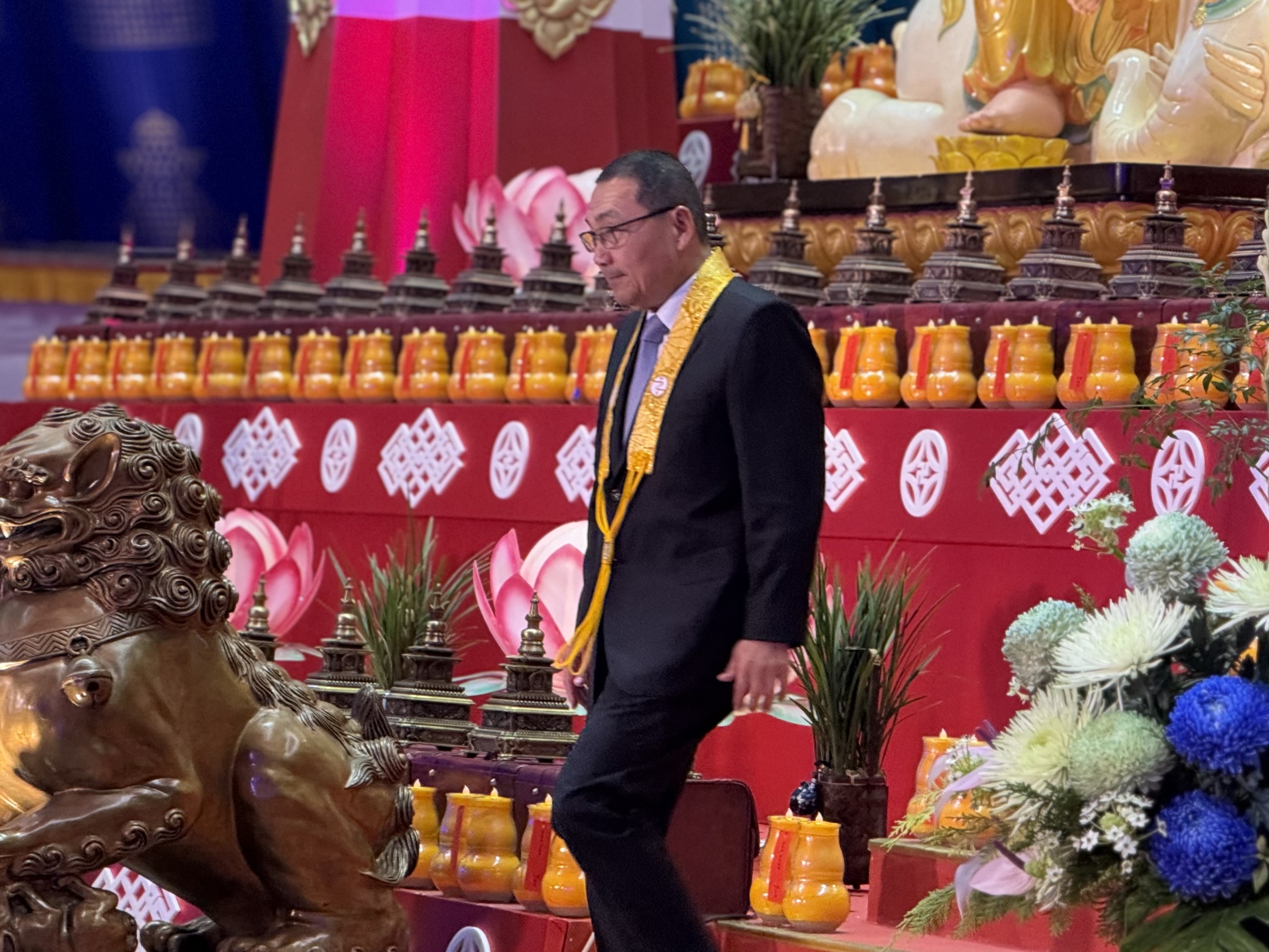 侯友宜市長供燈為眾生祈福。