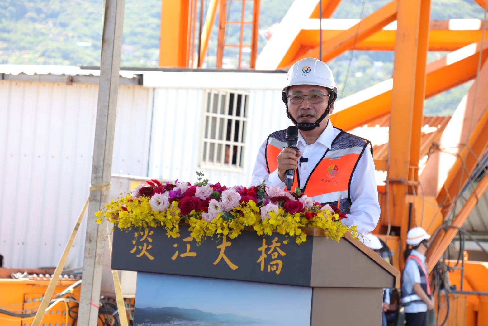 侯友宜表示，淡江大橋總經費高達230.38億元，由交通部、新北市政府及國土署共同出資。淡江大橋在設計上不僅規劃汽機車通行空間，同時設置寬敞的人行步道與自行車道，並預留八里輕軌專用軌道位置，展現兼具整合性與前瞻性的交通願景。