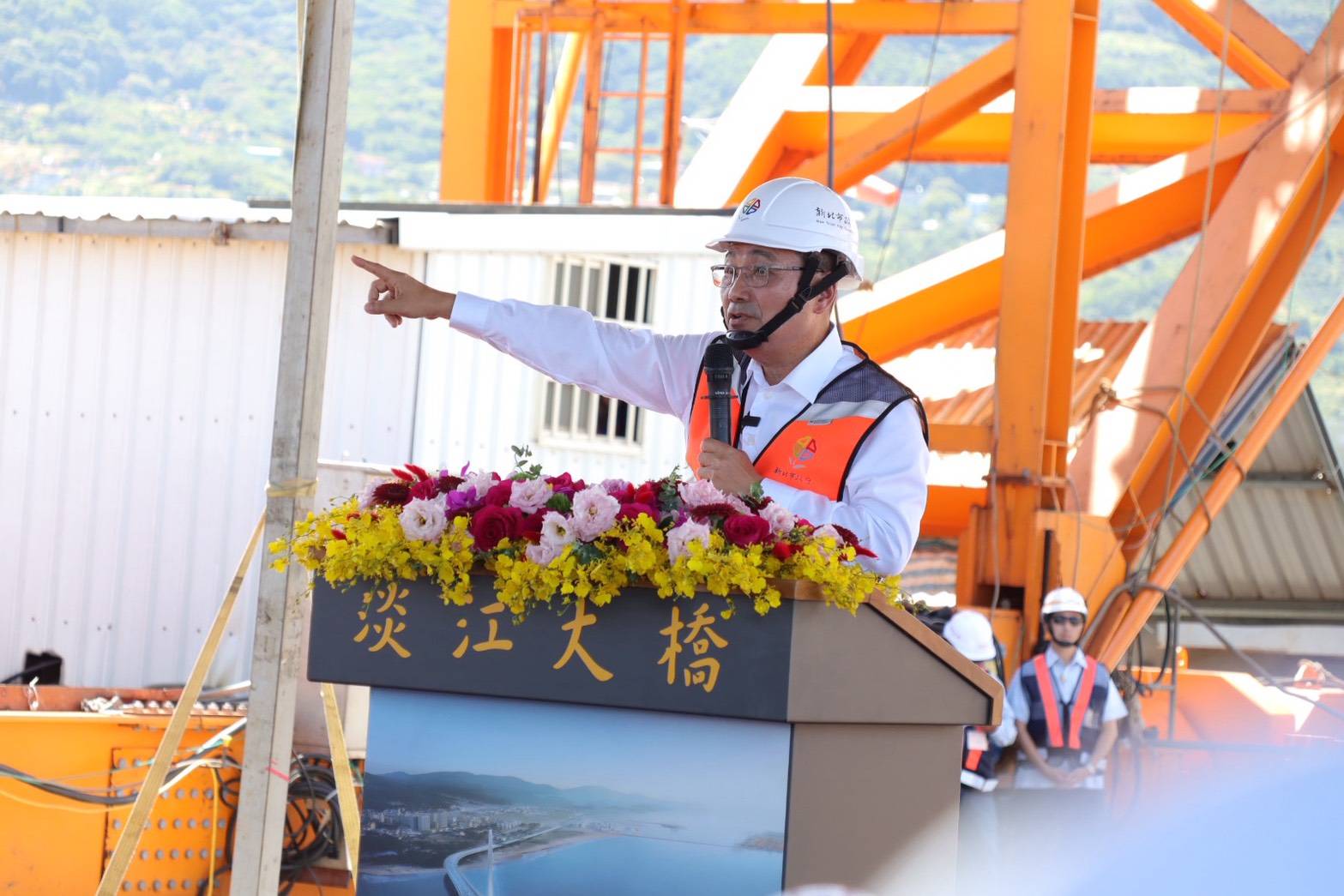 侯友宜表示，淡江大橋總經費高達230.38億元，由交通部、新北市政府及國土署共同出資。淡江大橋在設計上不僅規劃汽機車通行空間，同時設置寬敞的人行步道與自行車道，並預留八里輕軌專用軌道位置，展現兼具整合性與前瞻性的交通願景。1