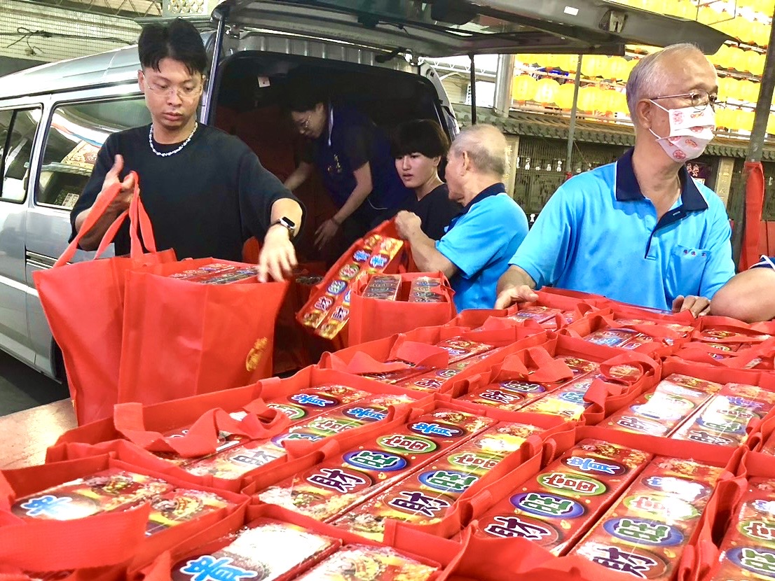  板橋第一及第二社福中心到埔墘福德宮搬運普渡物資上車