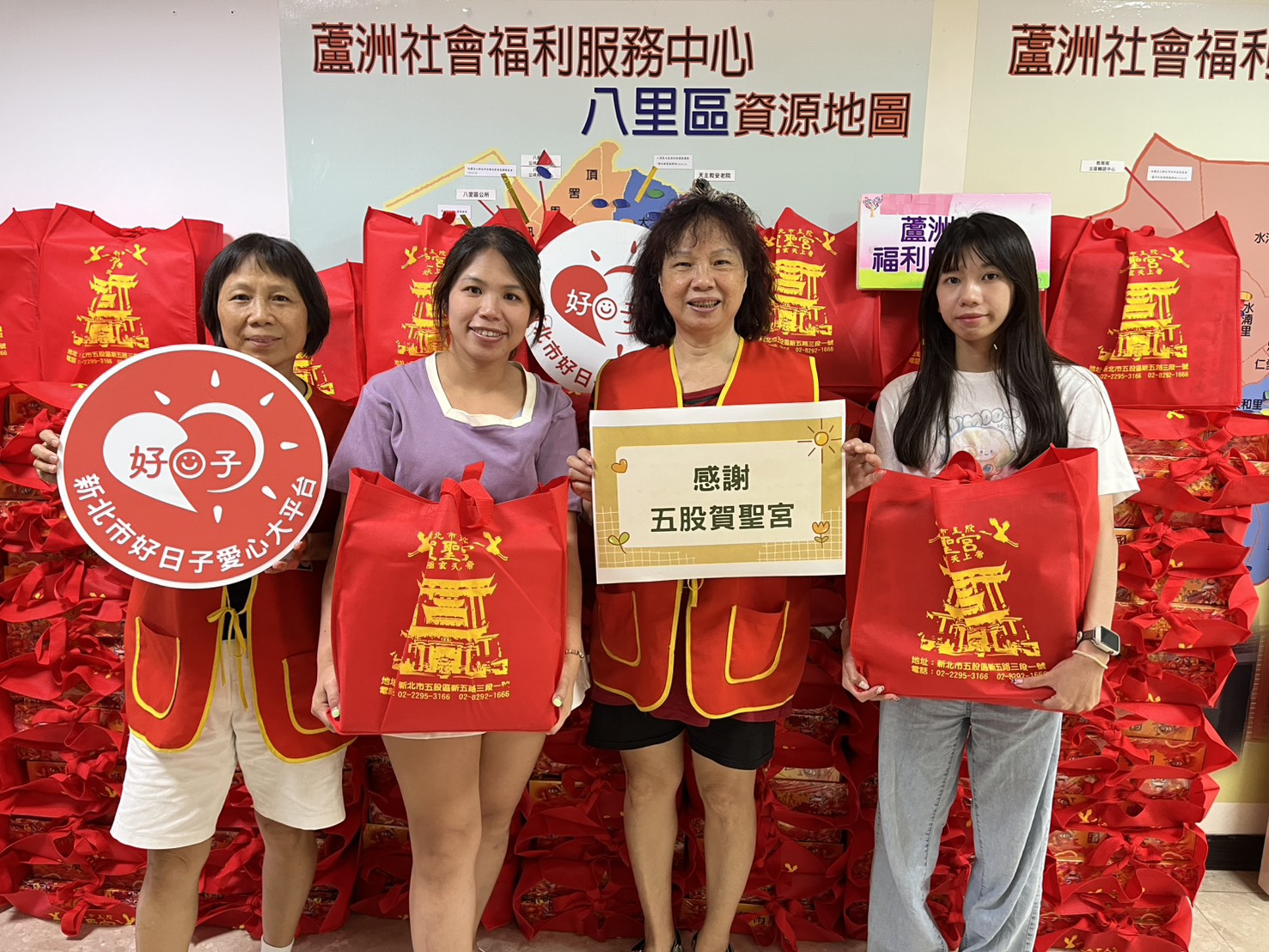  蘆洲社福中心感謝五股賀聖宮的普渡物資捐贈 左2為中心督導許雅婷