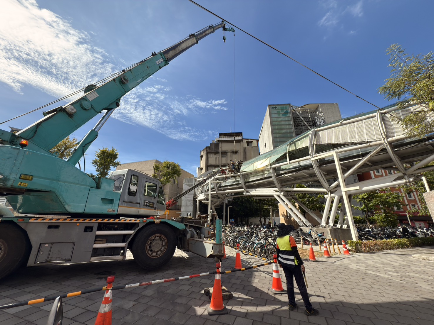圖說： 養工處於9月19日夜間11時起至翌日上午6時進行板橋府中遊龍陸橋大梁拆除吊離作業，將封閉縣民大道一段及府中路雙向道路，提醒用路人改由文化路一段通行。
