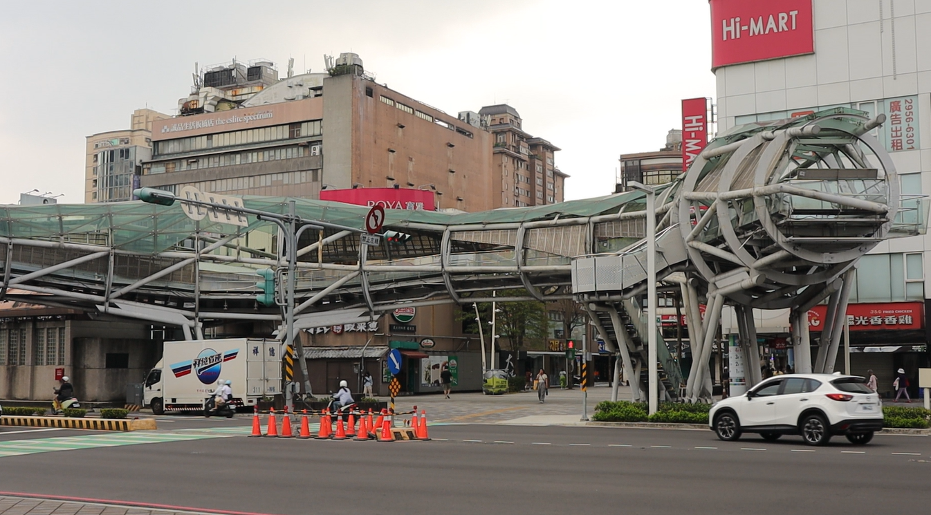 圖說： 板橋府中遊龍陸橋是新北市升格以來的第59座人行陸橋，拆除完後將使人行空間及行車視線變得更加寬敞，通行也更為安全便利。