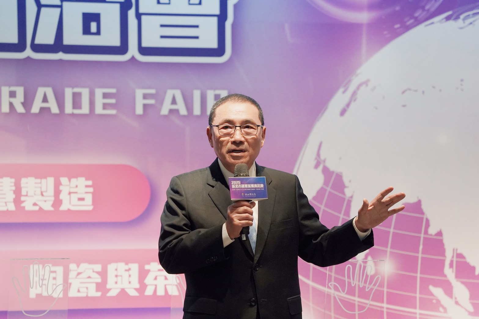 新北市長侯友宜表示，新北市為全國最具代表性的製造業重鎮，面對關稅挑戰，市府第一時間已啟動企業紓困、穩定物價、就業穩定等專案小組，即時掌握產業與市場動態