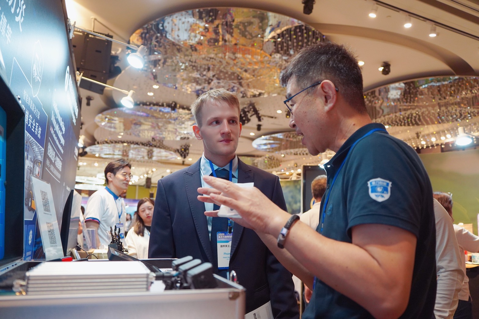 自102年起舉辦「國際採購商洽會」，累計邀集677家國際買主、辦理8025場洽談，創造約970億元商機