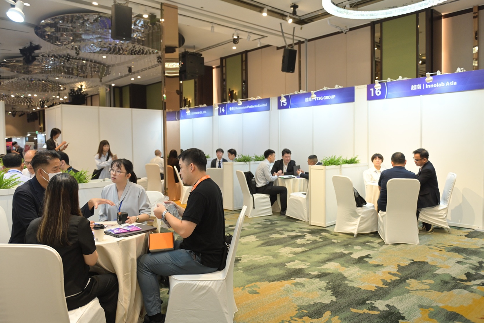 來自日本、義大利、波蘭等共13國、53家企業買主，進行一對一商洽媒合，開發潛在商機，增加國際能見度。