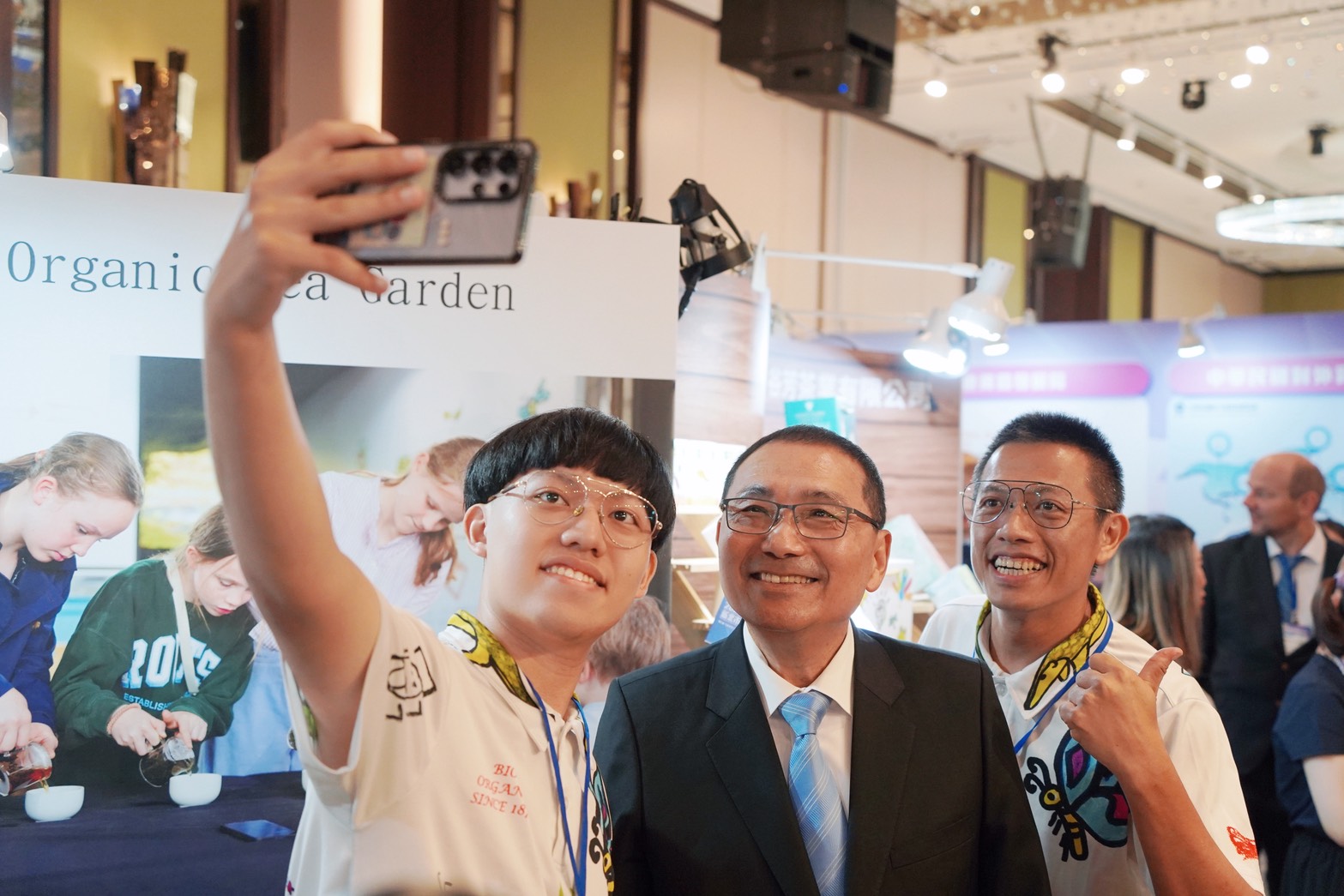 侯友宜市長(中)與新北在地茶商一起自拍合照