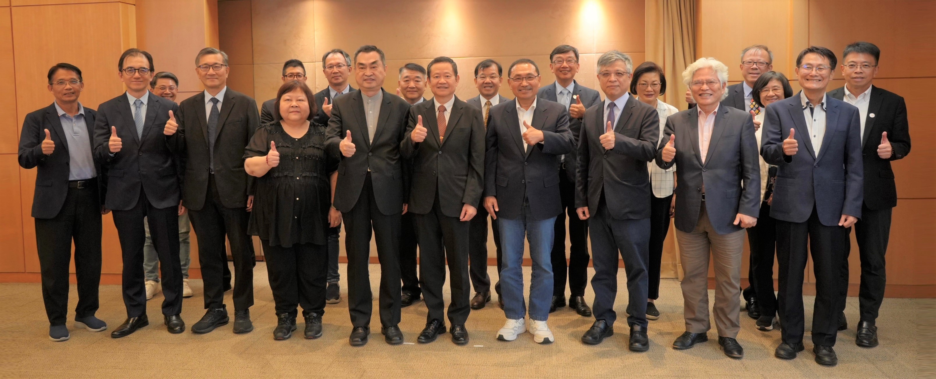 新北市市長侯友宜率領市府團隊，接待考試院許副院長率團蒞臨