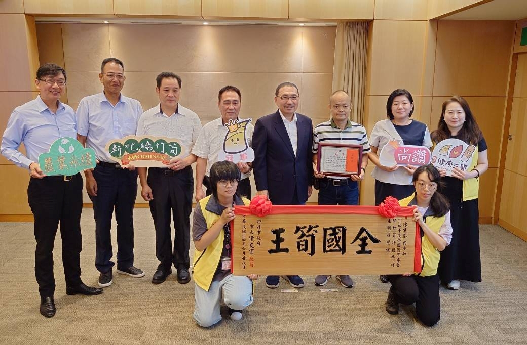 新店區農友陳能恭(右3)獲全國優質安全綠竹筍驗證評鑑「產銷履歷組」冠軍，今(17)日於市政會議獻獎