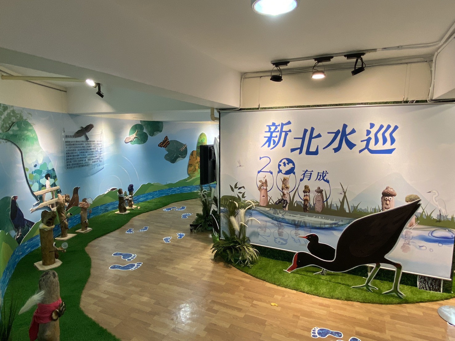 本次特展以漂流木、自然材及回收物打造的「水巡小木人」裝扮成水巡隊中不同的角色引導觀展