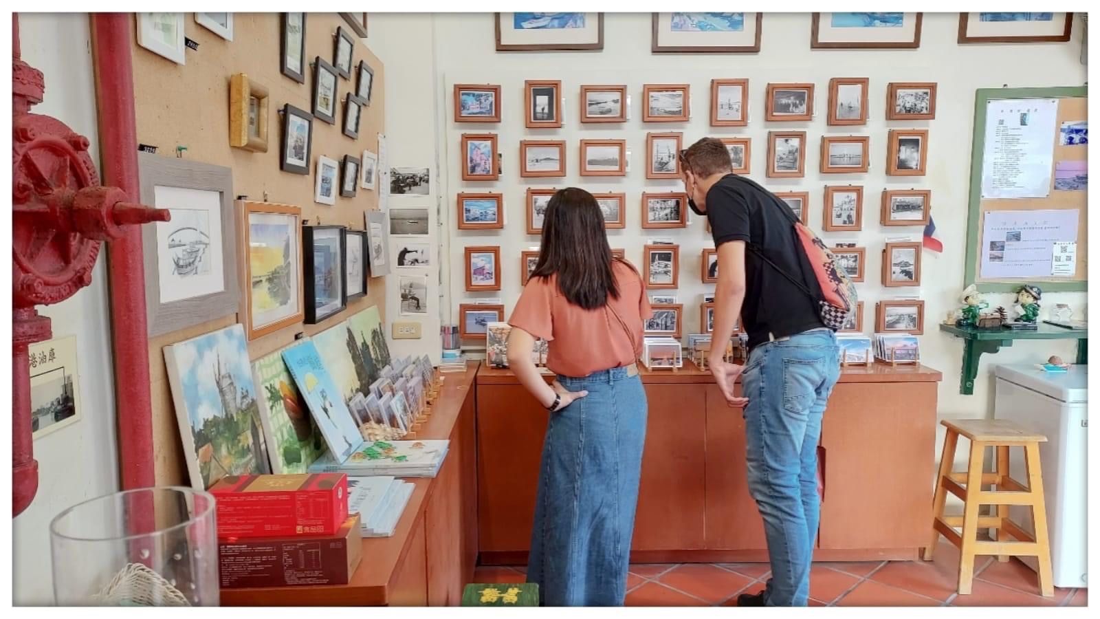 淡水漁文影像館館內陳列淡水往昔相片 (陳耀旭館長提供)