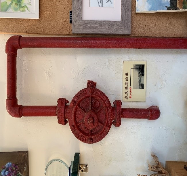 淡水漁文影像館館內牆上保留紅色老加油幫浦