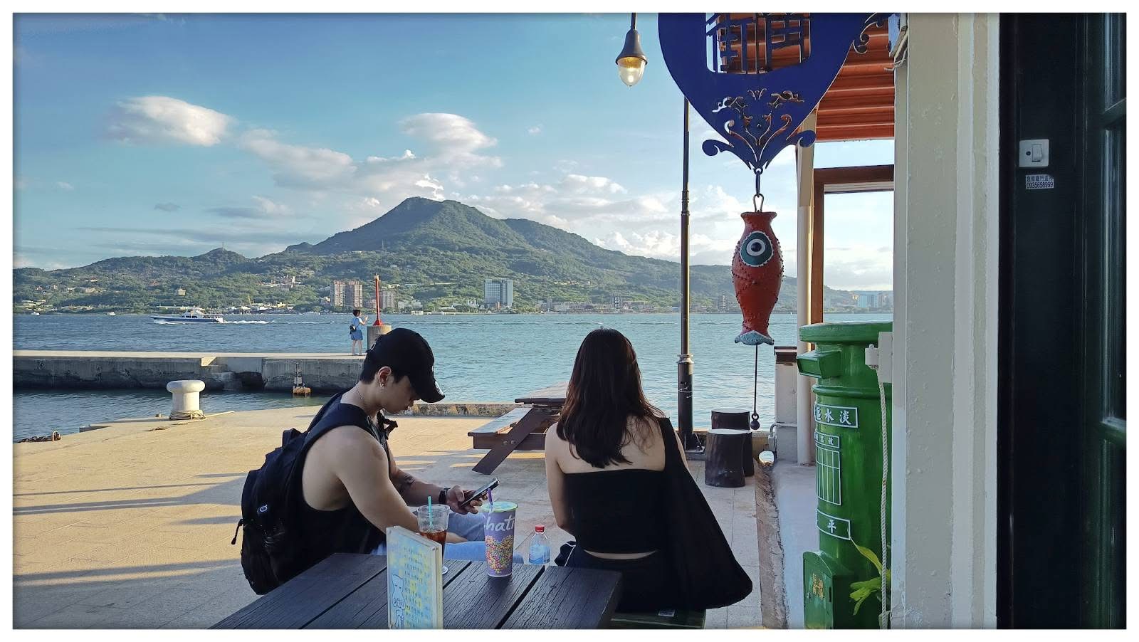 淡水漁文影像館外設有小憩空間邊，邊喝飲品邊欣賞山河美景 (2) (陳耀旭館長提供)