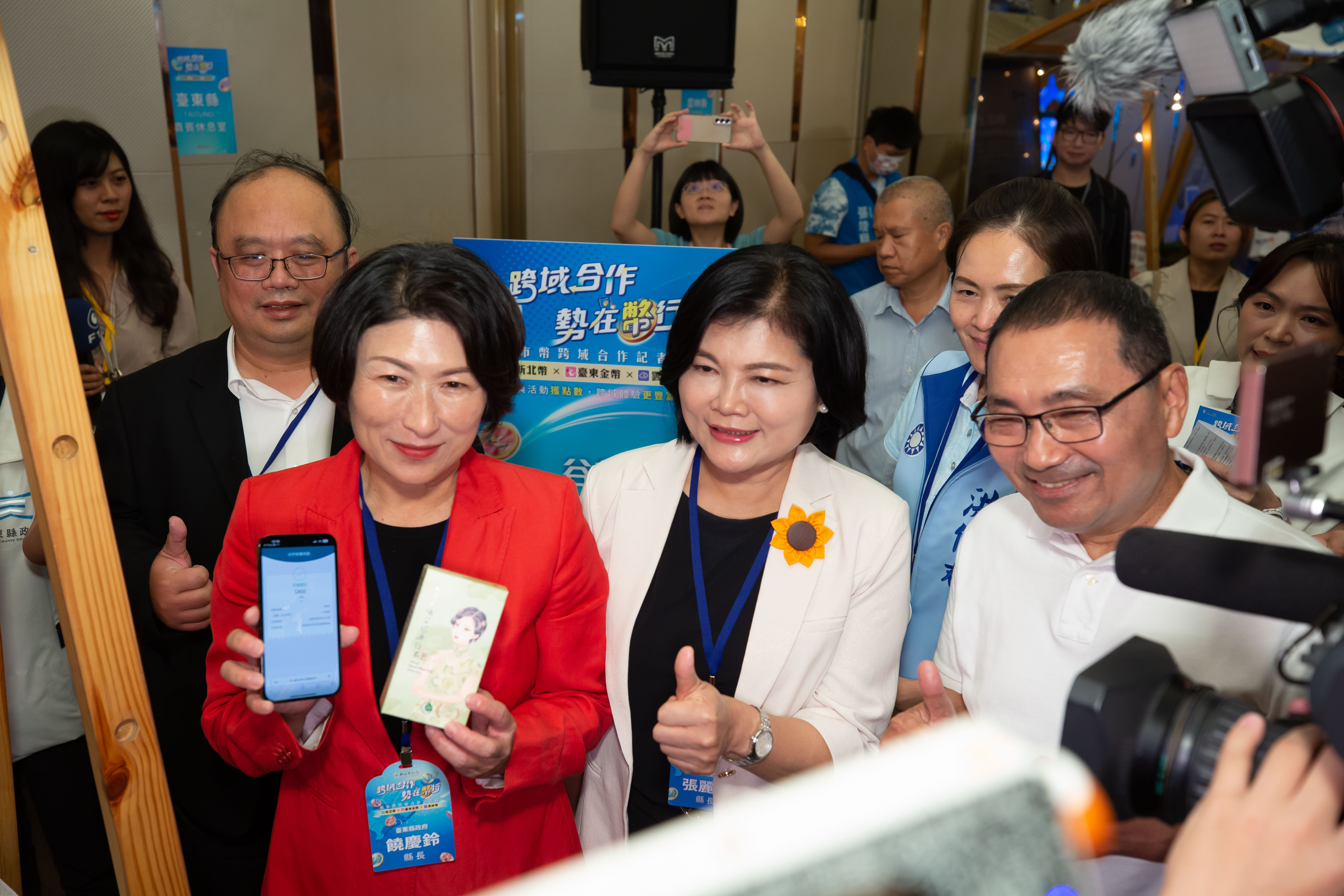 新北市長與雲林特色攤商互動，親自示範城市幣跨域支付體驗。