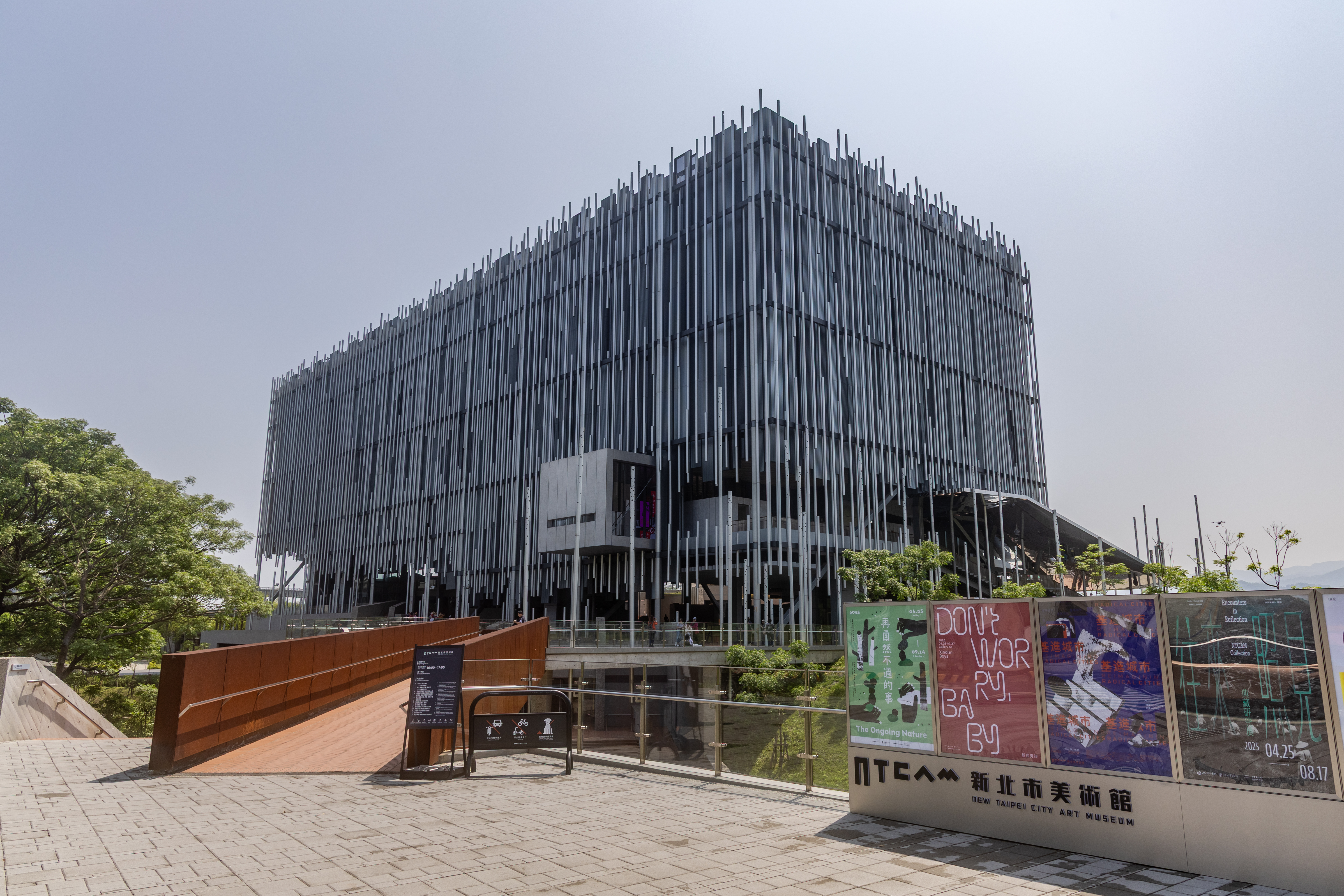 新北市美術館設計體現綠建築理念，利用大面積的玻璃帷幕以引入自然光線並減少能源消耗，並考量到通風及隔熱。