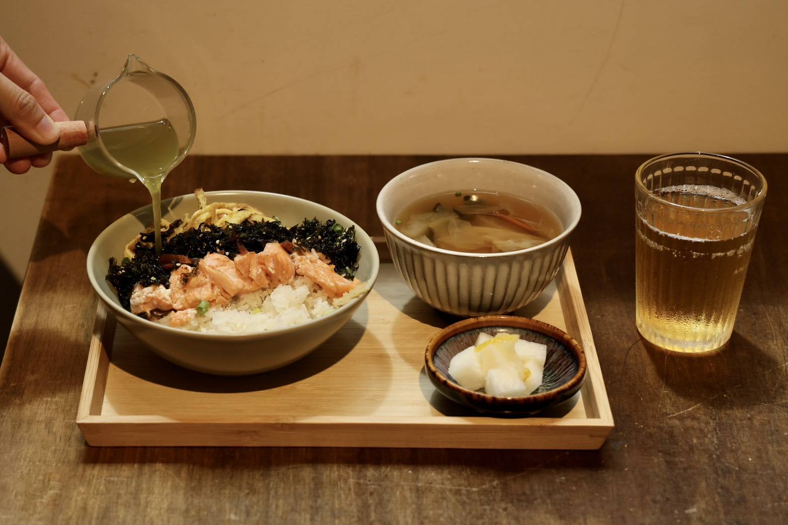 坪林在地環保餐廳「坪感覺 Just Pinglin 茶食農創空間」使用在地食材以降低碳排，讓飲食也能實踐環境友善。