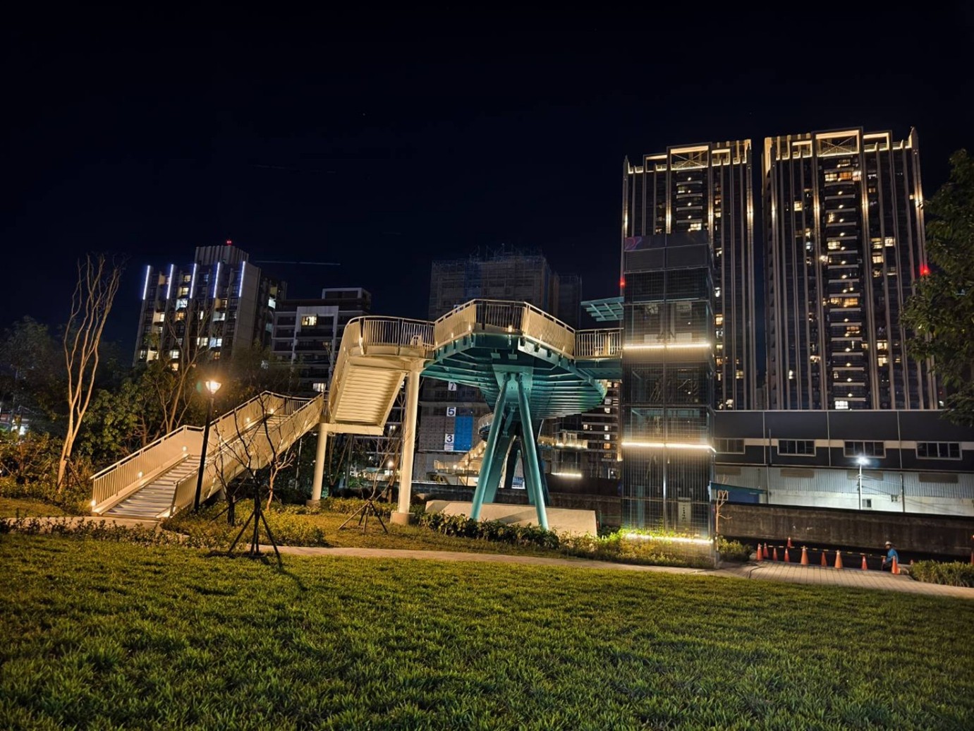 公園夜間特色照明，夜晚別有一番風趣