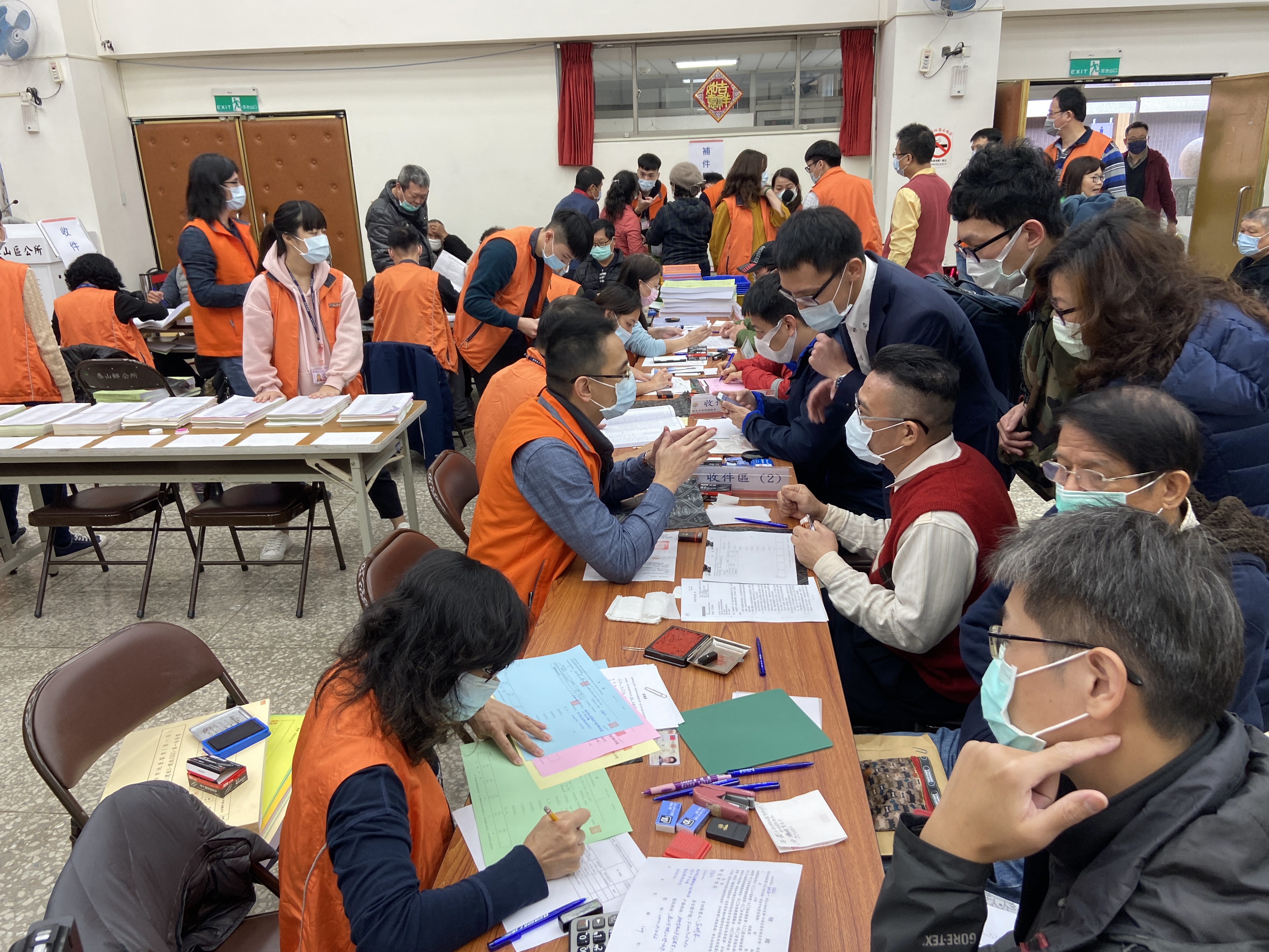 為分散人流加速作業，請土地所有權人依公文所載日期前往領取補償費。圖為發放補償金