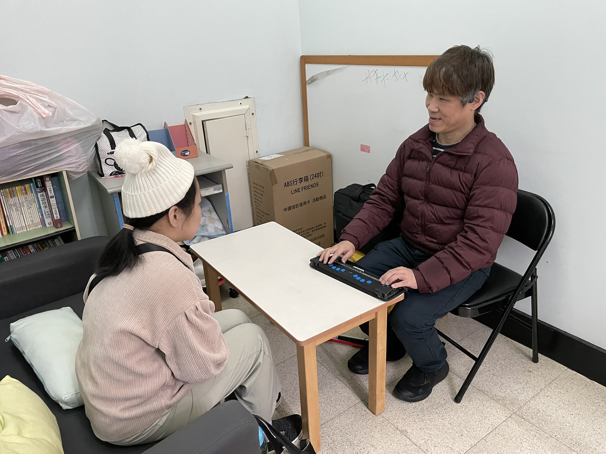 小誼（左）在視網膜剝落造成視障後 接受新北市樂明身心障礙者服務中心提供同為視障者的心理諮商師做心理諮商