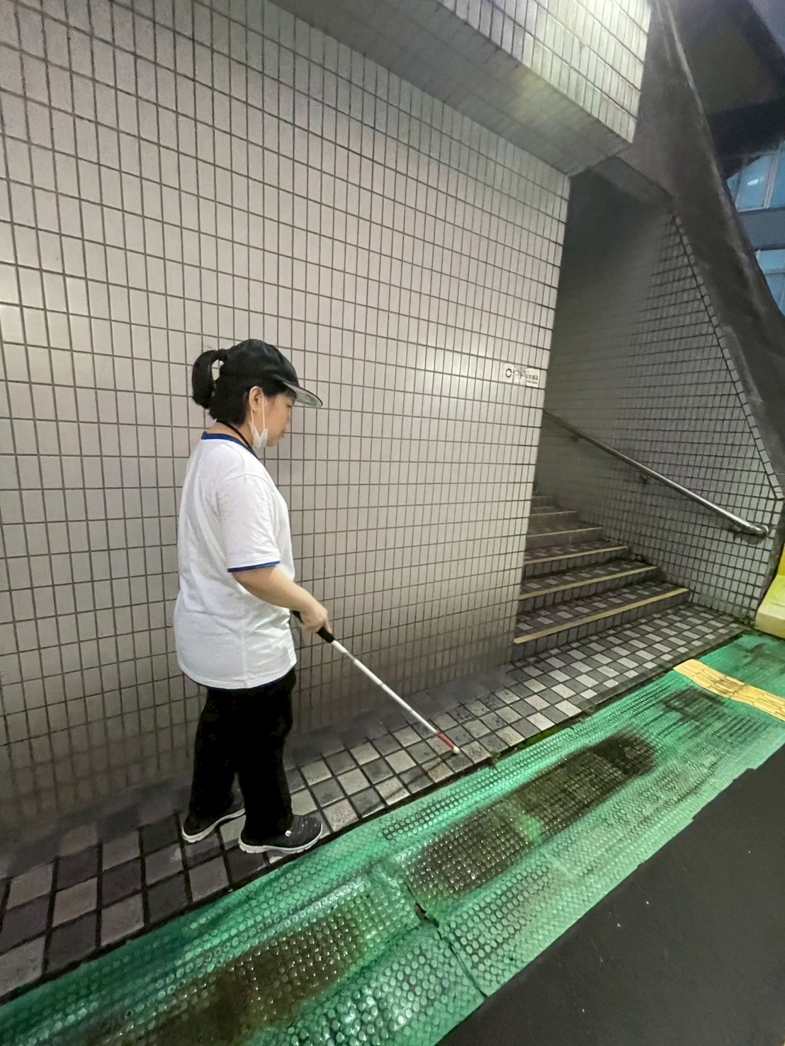  小誼運用定位和白手杖 逐漸自立生活