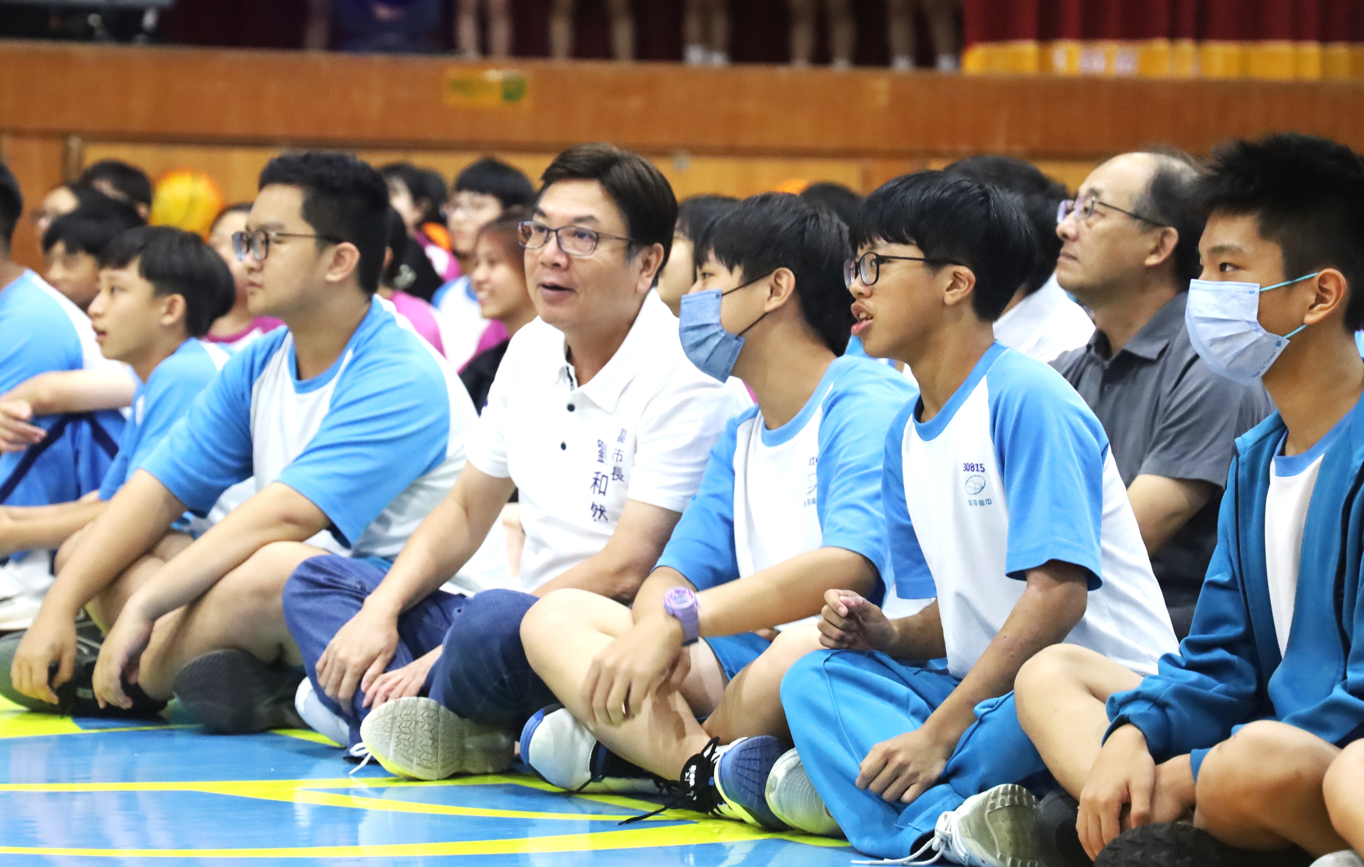 劉副市長與同學為比賽加油