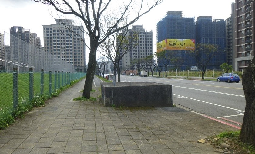 圖說： 淡海新市鎮早期公共設施老舊與不符時代需求的問題日益顯見。其中，體積龐大的立體共同管道出入通風口，更是嚴重阻礙行人與自行車通行。(圖為改善前)