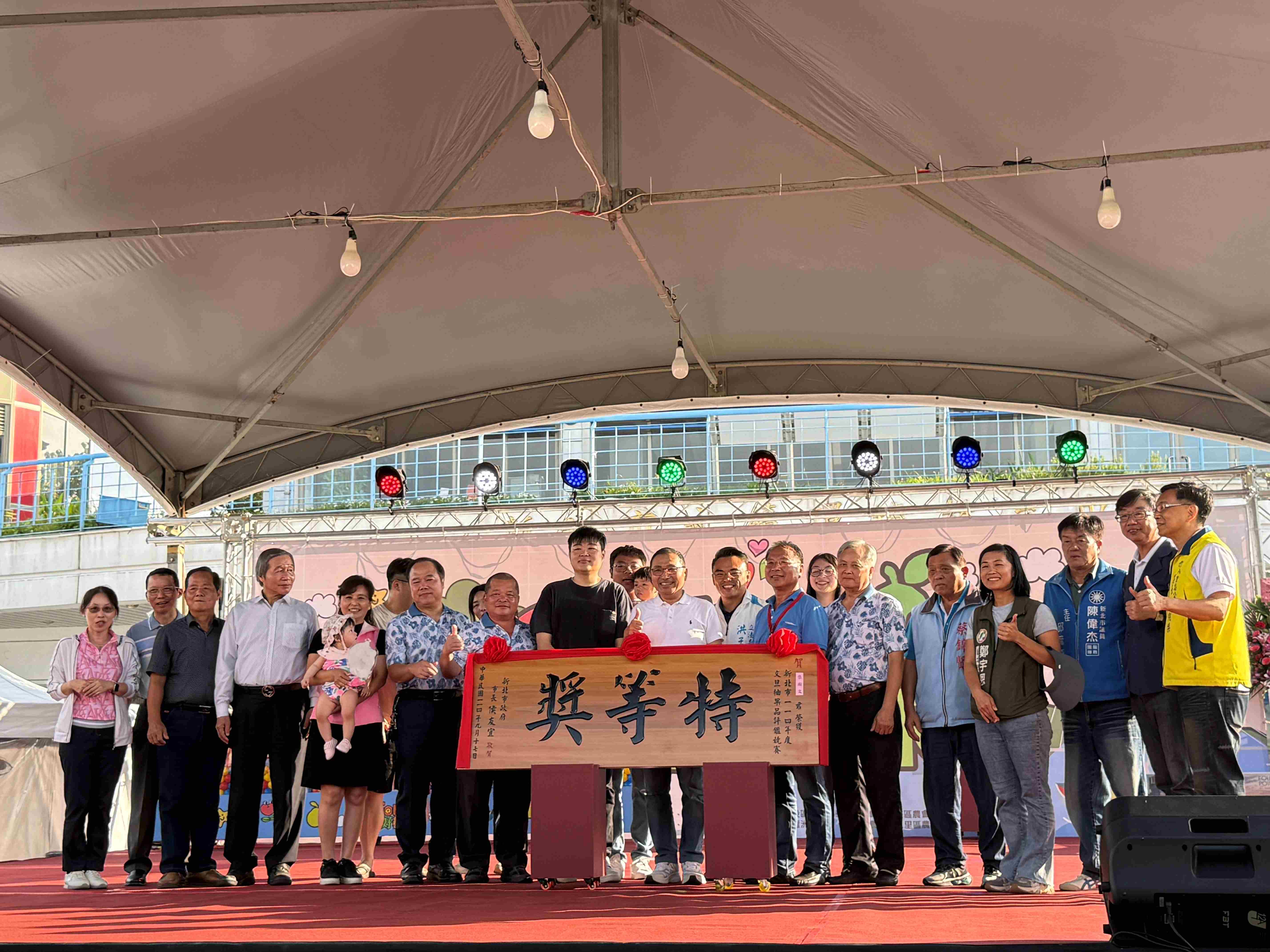 八里區柚農張瀚文奪下特等獎及甜柚王雙料冠軍，市長頒發匾額勉勵農友辛勞