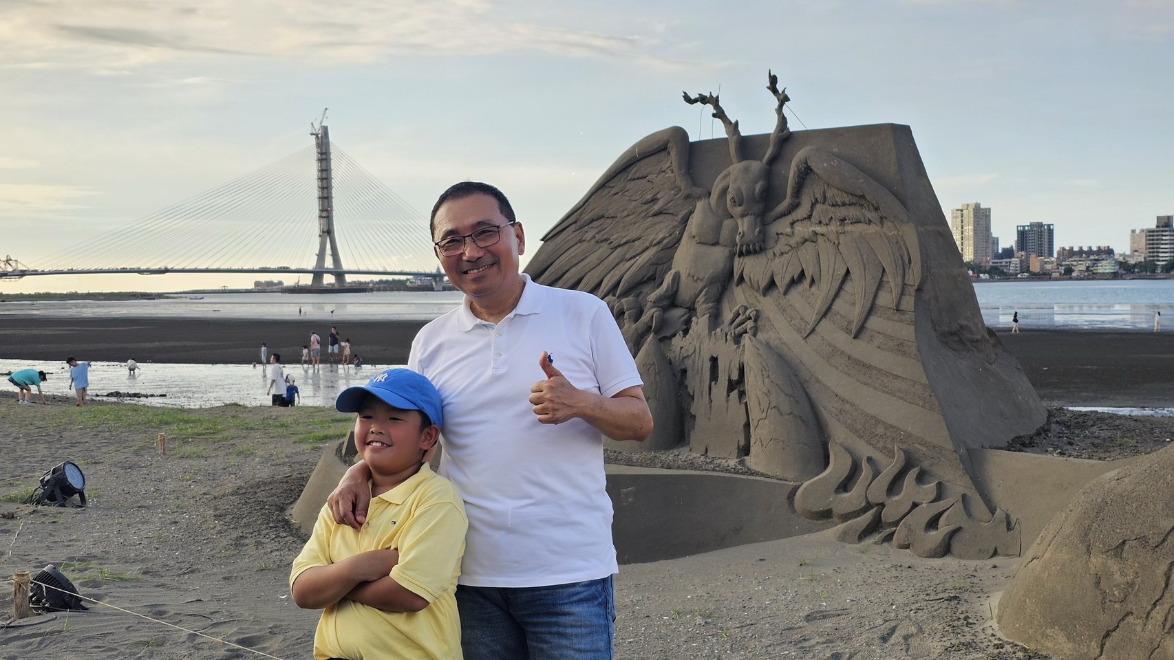 八里左岸公園不僅可以看沙雕還可以看到淡江大橋
