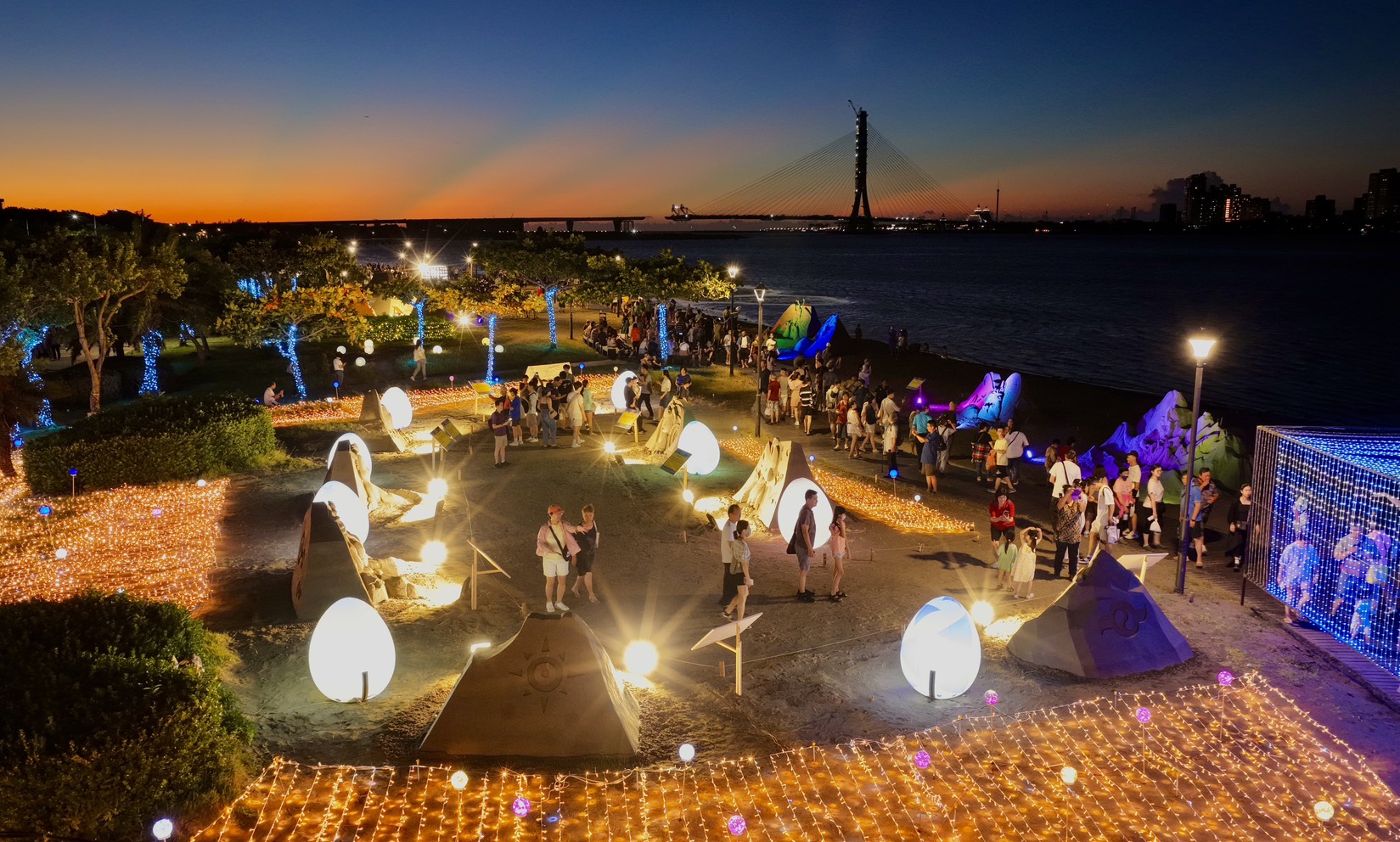  八里城市沙雕展夜間更展現不同的氛圍