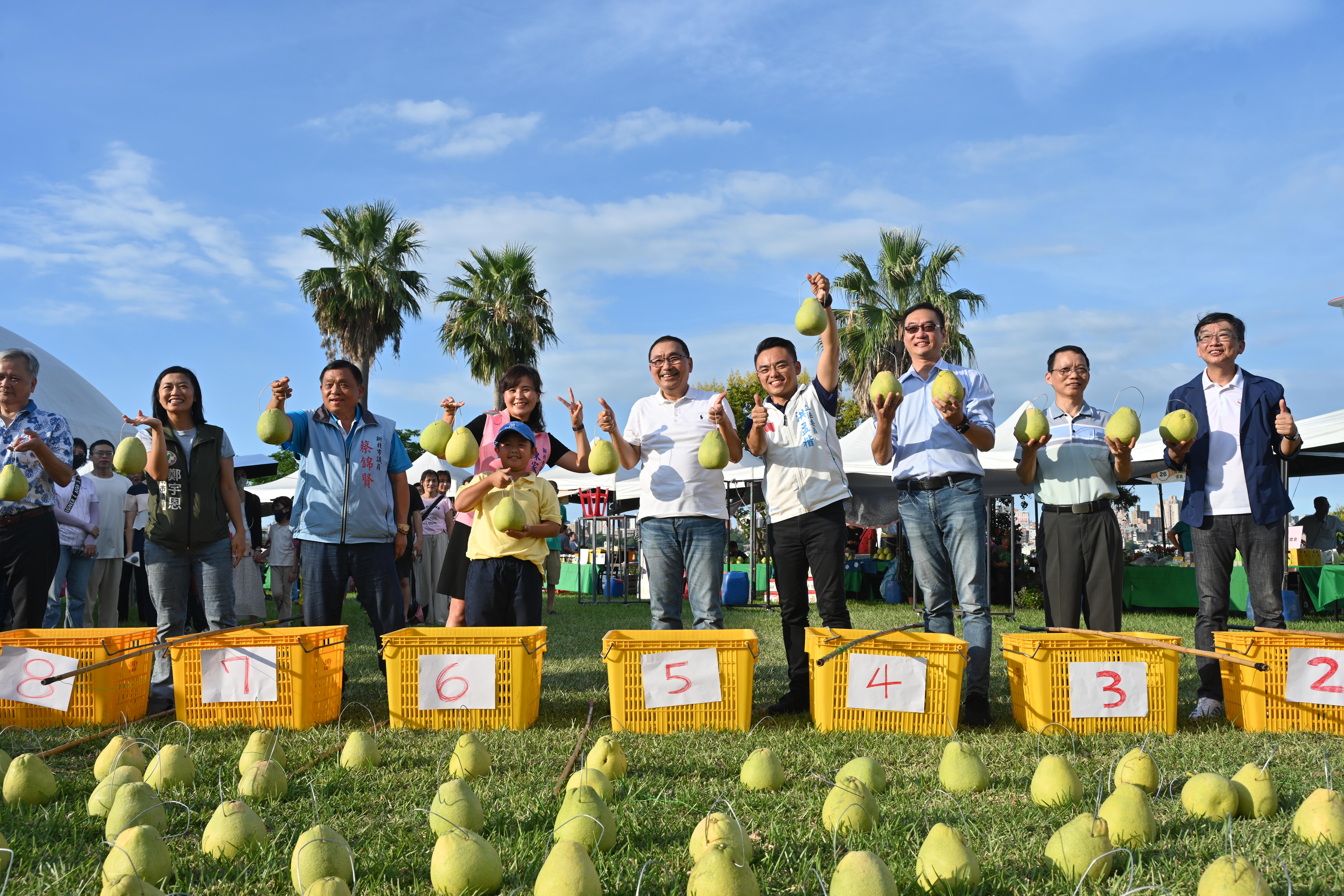 今年展售會為期2天，匯集新北在地40個特色攤位，除展售優質文旦柚外，還有蜂蜜、甘藷、竹筍、茶葉及蔬果等在地農特產。