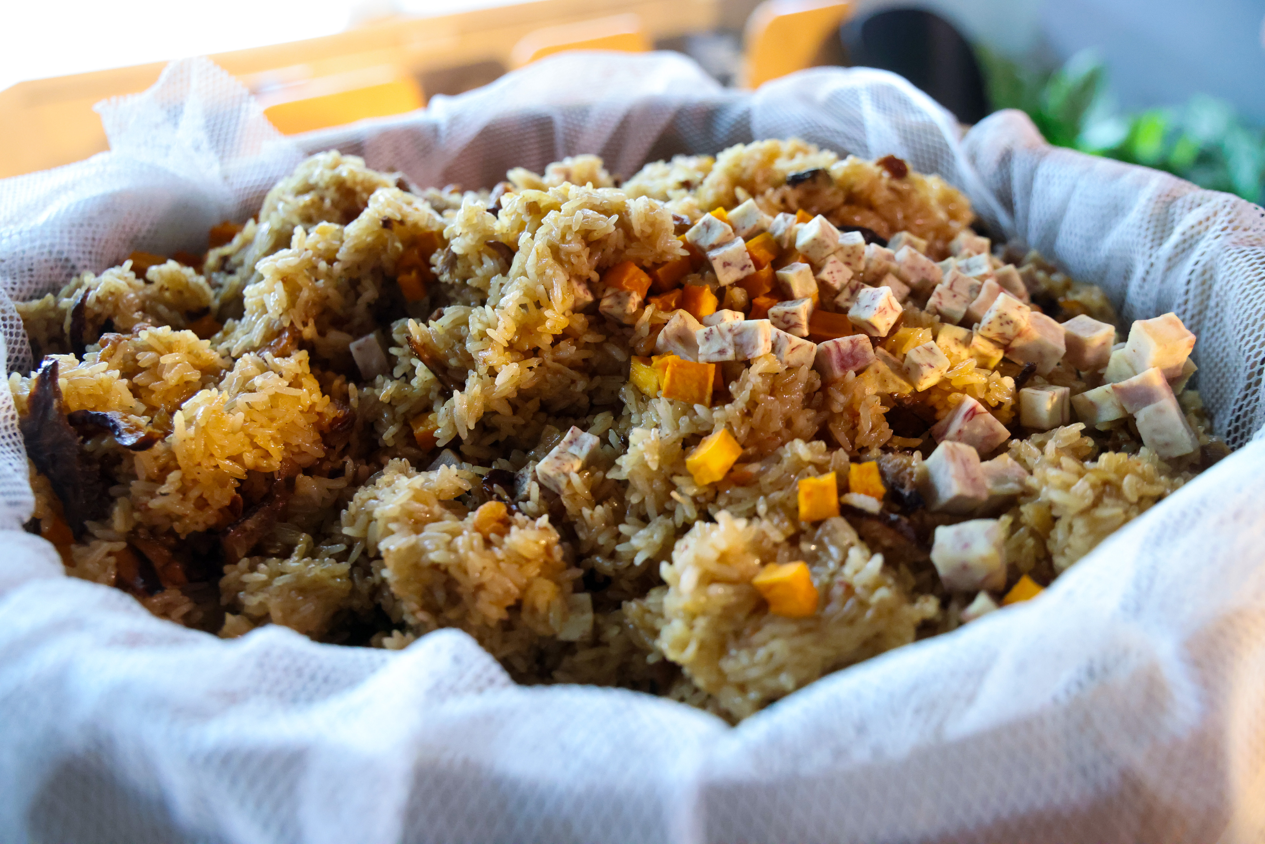 市場處說明，「新北油飯節」店家報名時間，自即日起至114年10月17日止，後續還有民眾票選與市集等活動，本次活動獎項分為「金賞」12萬元1名、「銀賞」7萬元1名、「銅賞」3萬元1名及「優選」1萬元7名，獎金豐厚，歡迎店家和所有熱愛油飯的朋友一同參與。