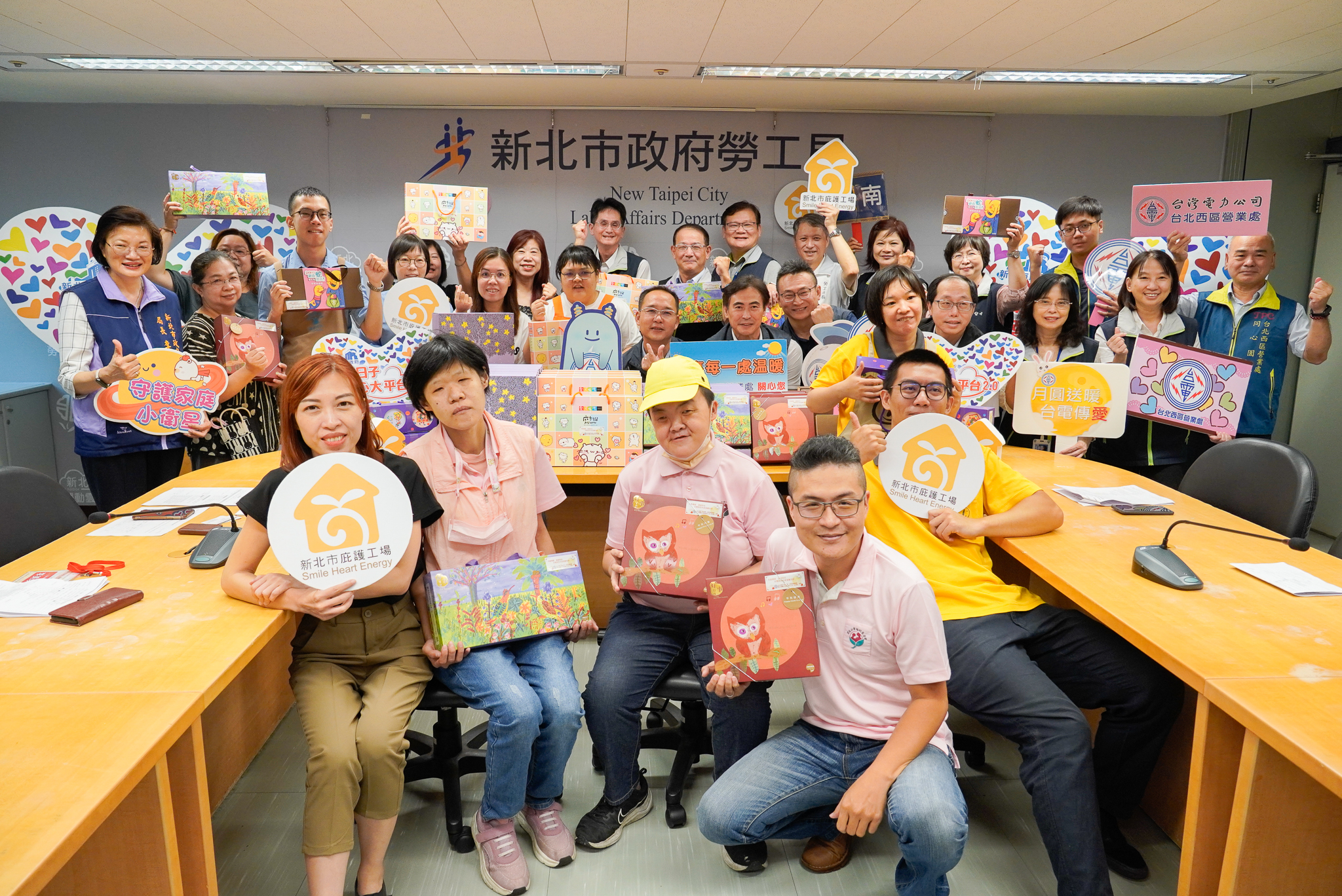 台灣電力公司北南區營業處號召北北區、北西區處及電力工會齊心響應好日子愛心大平台，共同認購庇護工場中秋禮盒，捐贈給新北市「小衛星」家戶