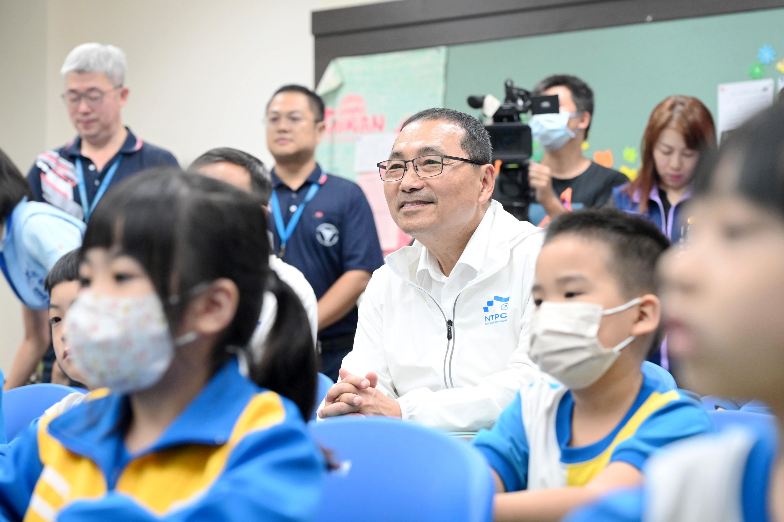 新北市長侯友宜宣布自明(115)年2月開學日起，全面啟動「鮮奶幸福週」計畫。