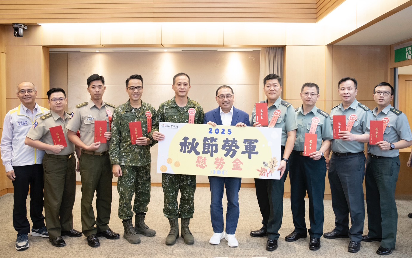 市長今(24)日於市政會議致贈慰勞金，慰勞中秋佳節仍堅守崗位的國軍。