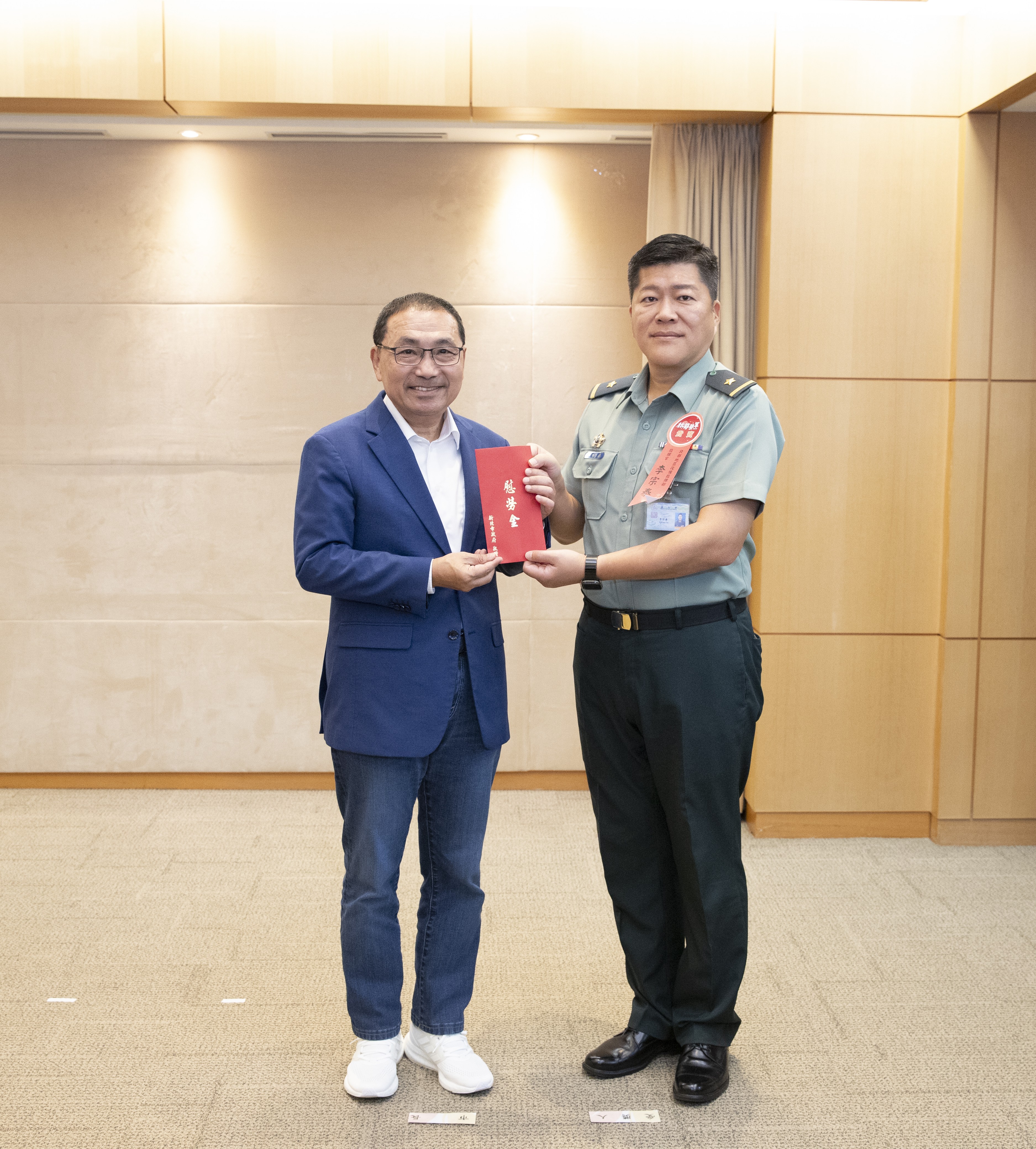 市長致贈慰勞金予北部地區後備指揮部指揮官李宗泰少將。