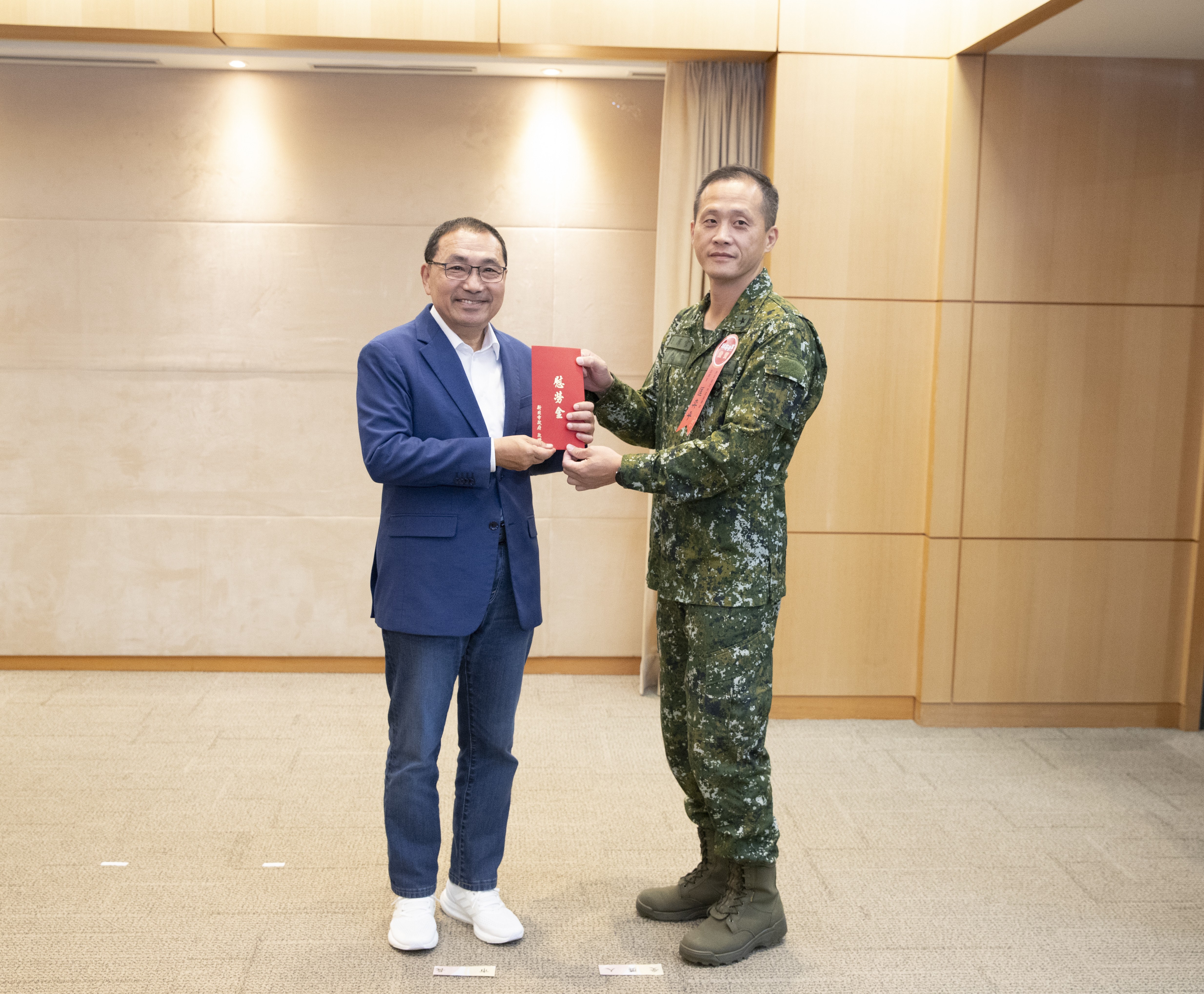 市長致贈慰勞金予陸軍關渡地區指揮部指揮官匡奕平少將。