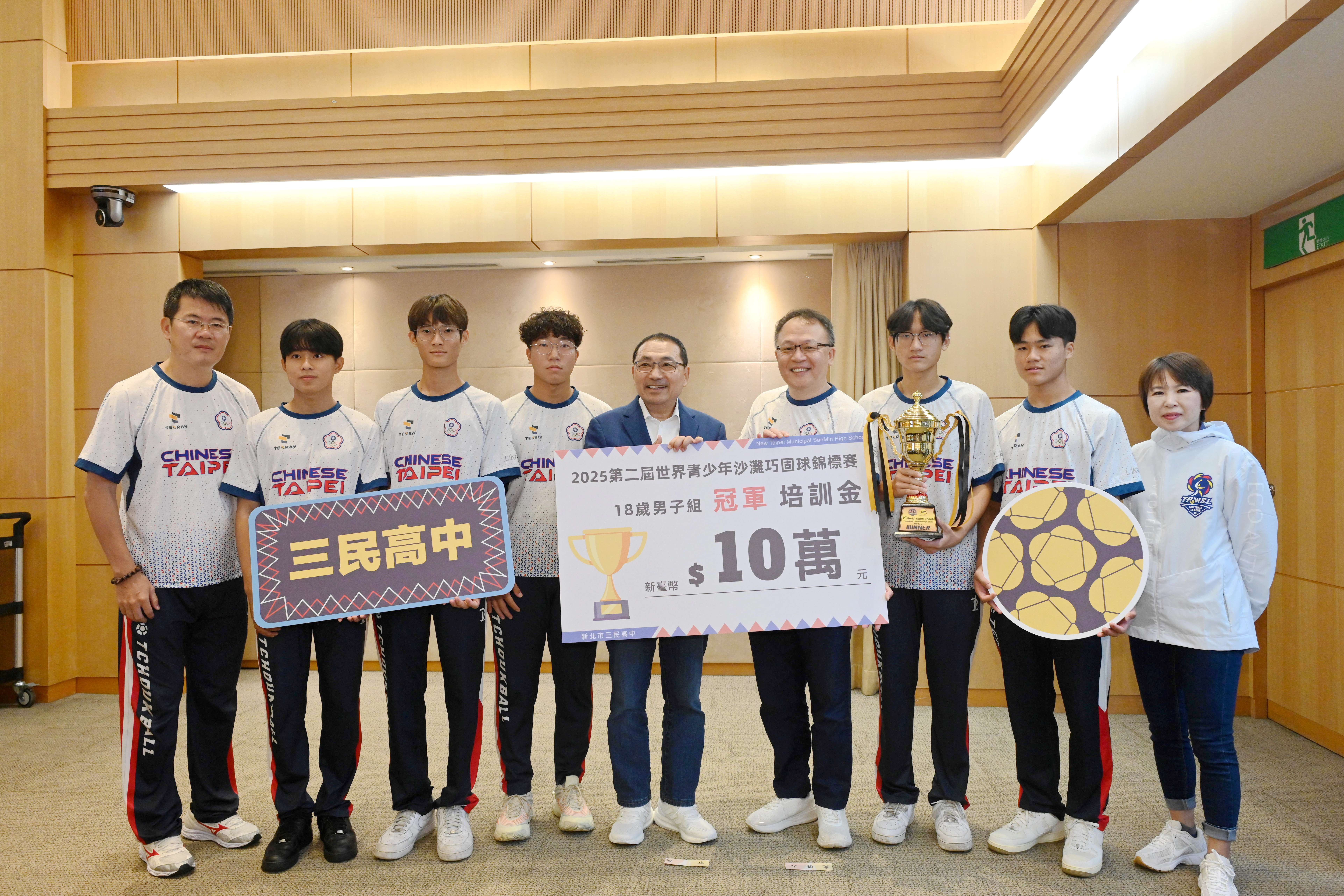  今(24)日於市政會議上，市府頒發10萬元獎勵金，為選手們喝采