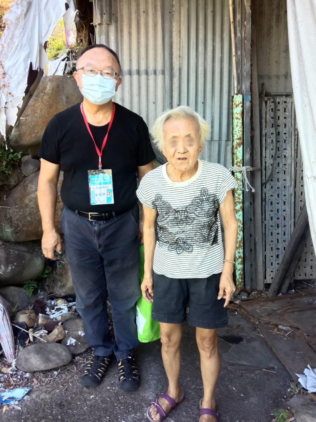 藥師山社福慈善事業基金會志工長期關懷三芝偏區住在大樹下鐵皮屋的獨居阿嬤