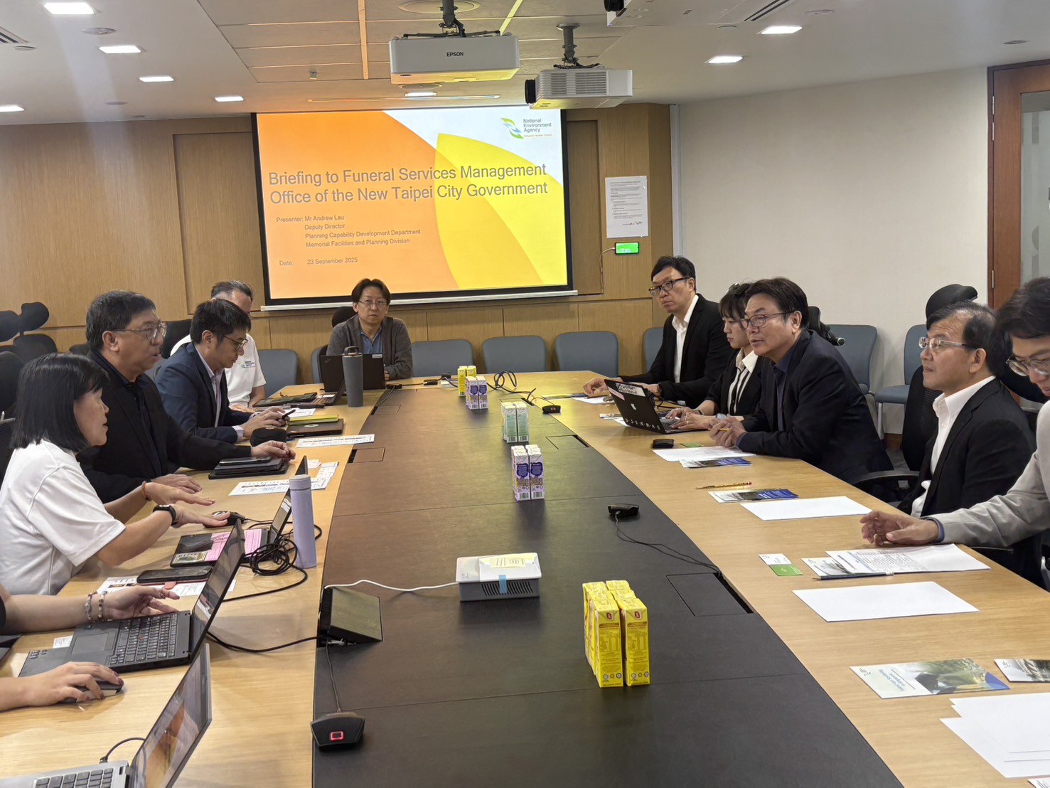 新北市副市長劉和然與民政局團隊拜會新加坡國家環境局，就殯葬管理與城市環境永續交換意見，尋求能夠引進新北的經驗做法。