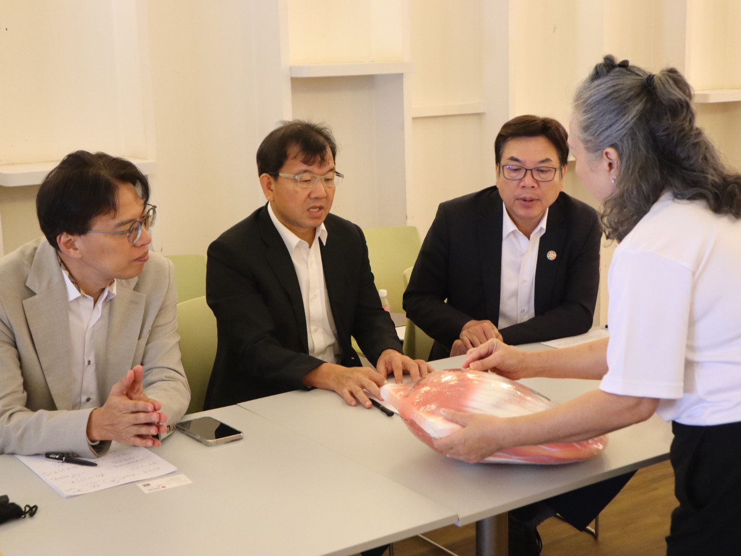 新加坡的海葬，由政府指定區域，將骨灰放置於特殊材質容器，在海上可漂浮約20 ～30分鐘後慢慢沈入海底。