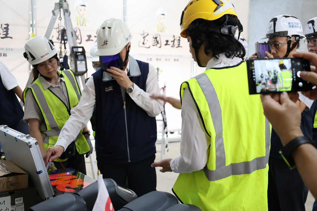  新北市勞工局長陳瑞嘉參觀墜落防護與護目、工地監控等先進設施。